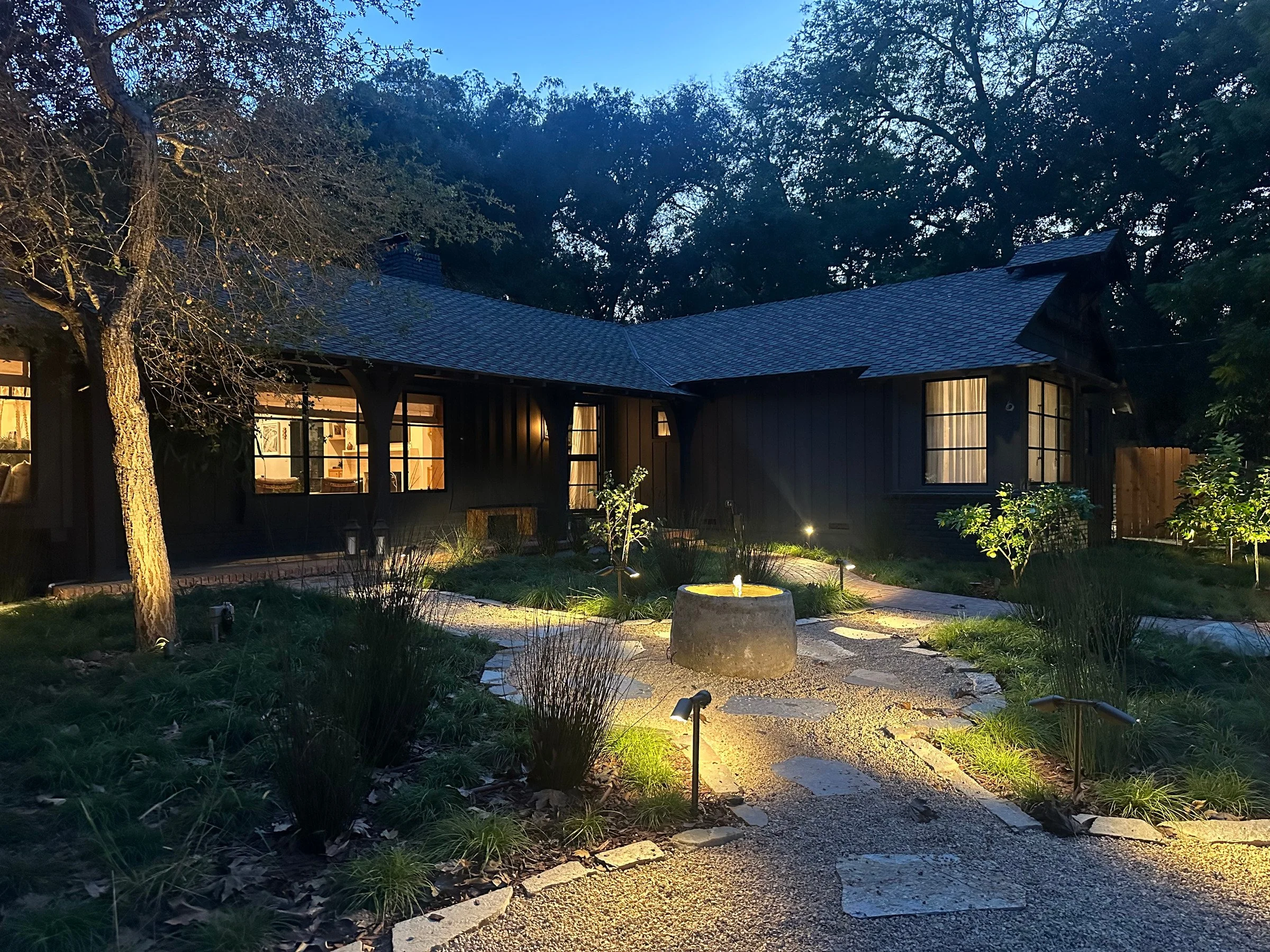 Front garden and facade at dusk. | PL-3803