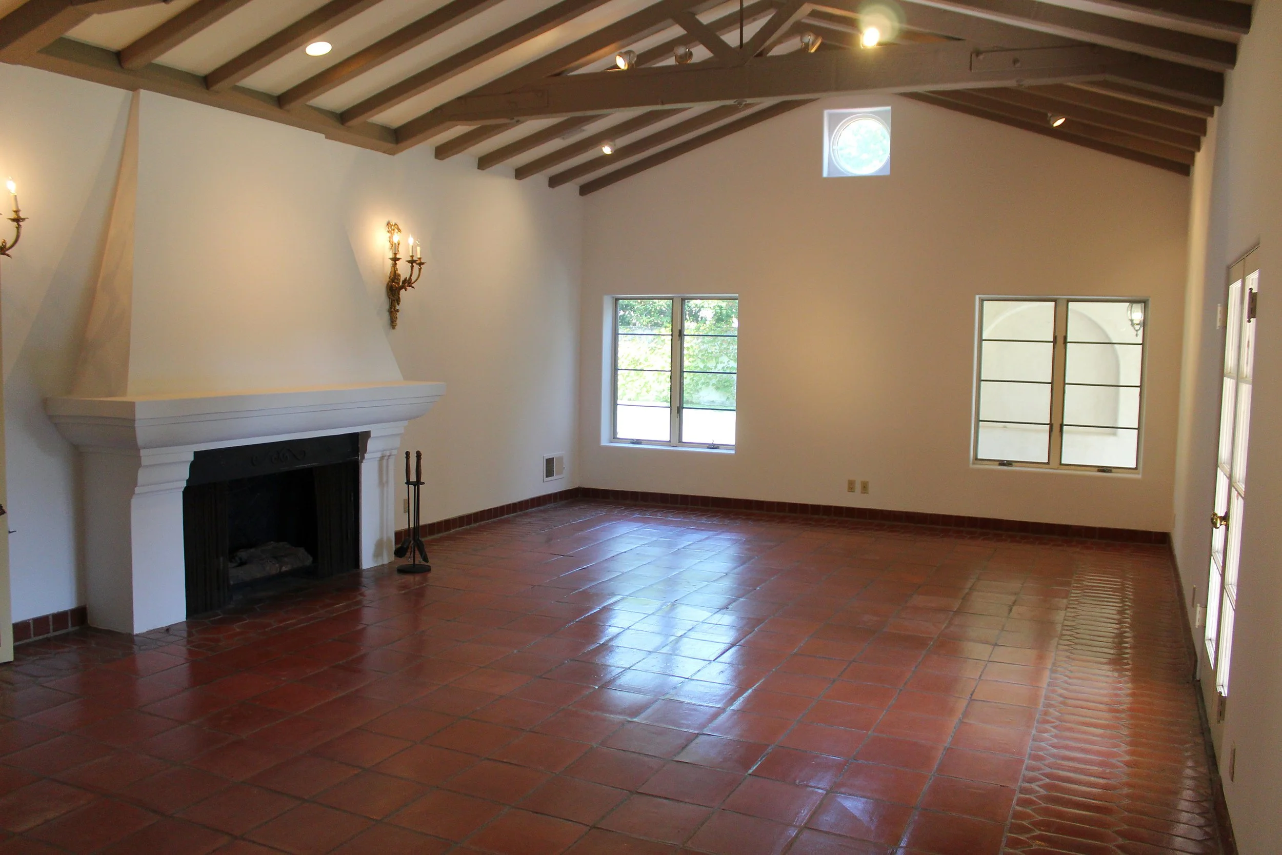 03_PL-4106_beam-ceiling-living-room.jpg