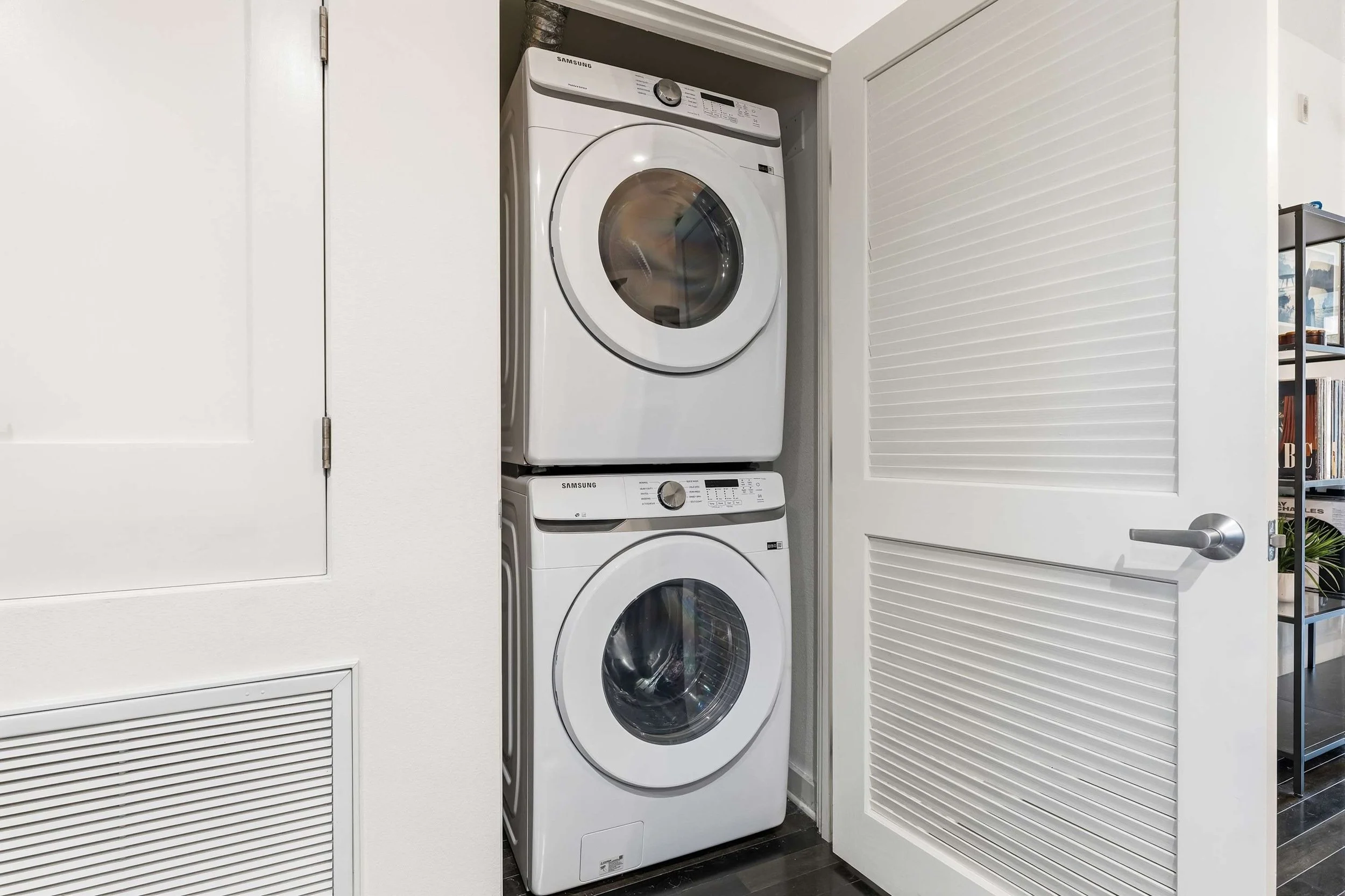 PL-4401-playa-vista-contemporary-condominium-024.jpg