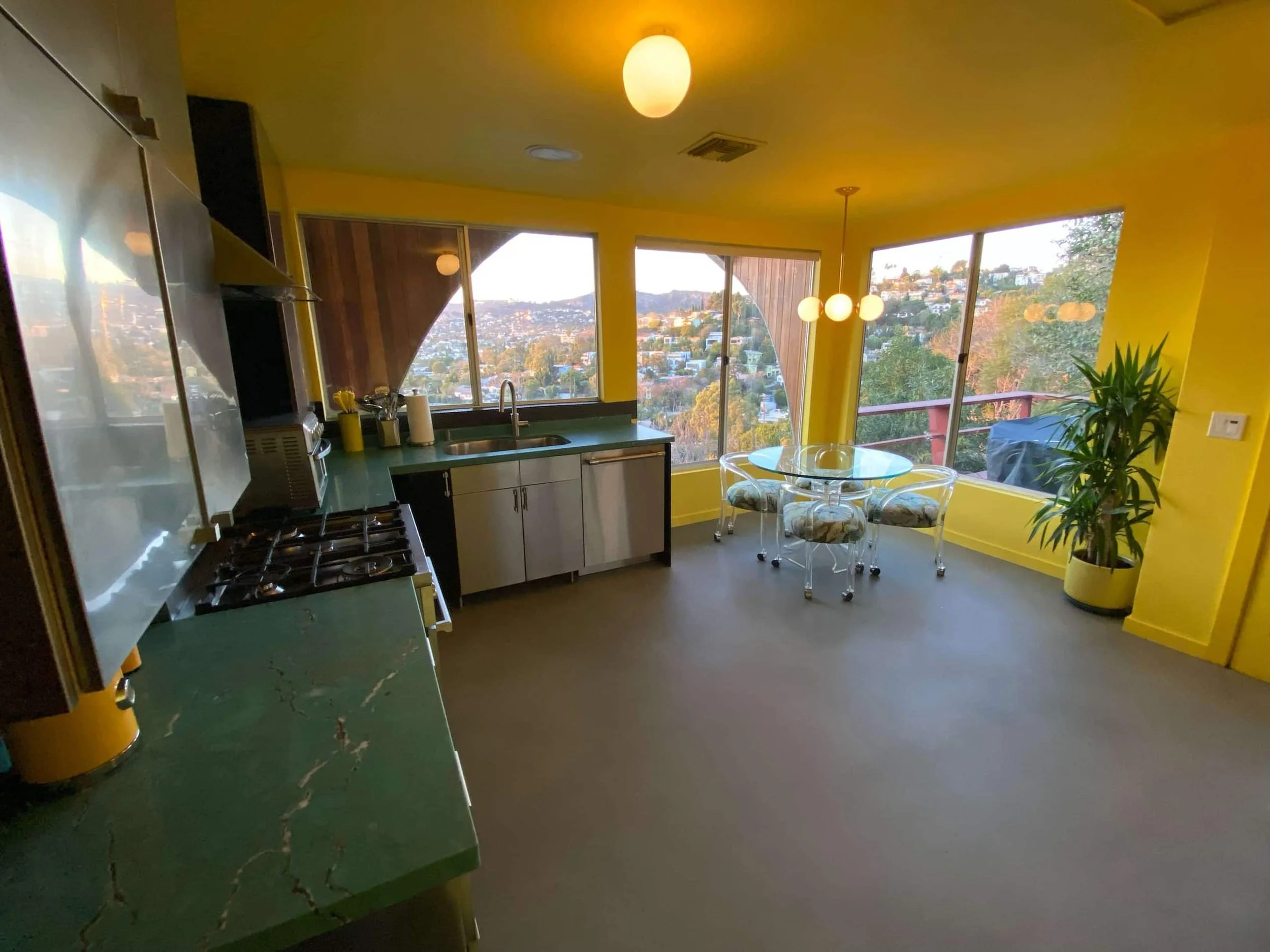 005_Chef_s_Kitchen_with_View_of_Hollywood_Sign_Griffith_Observatory.jpg