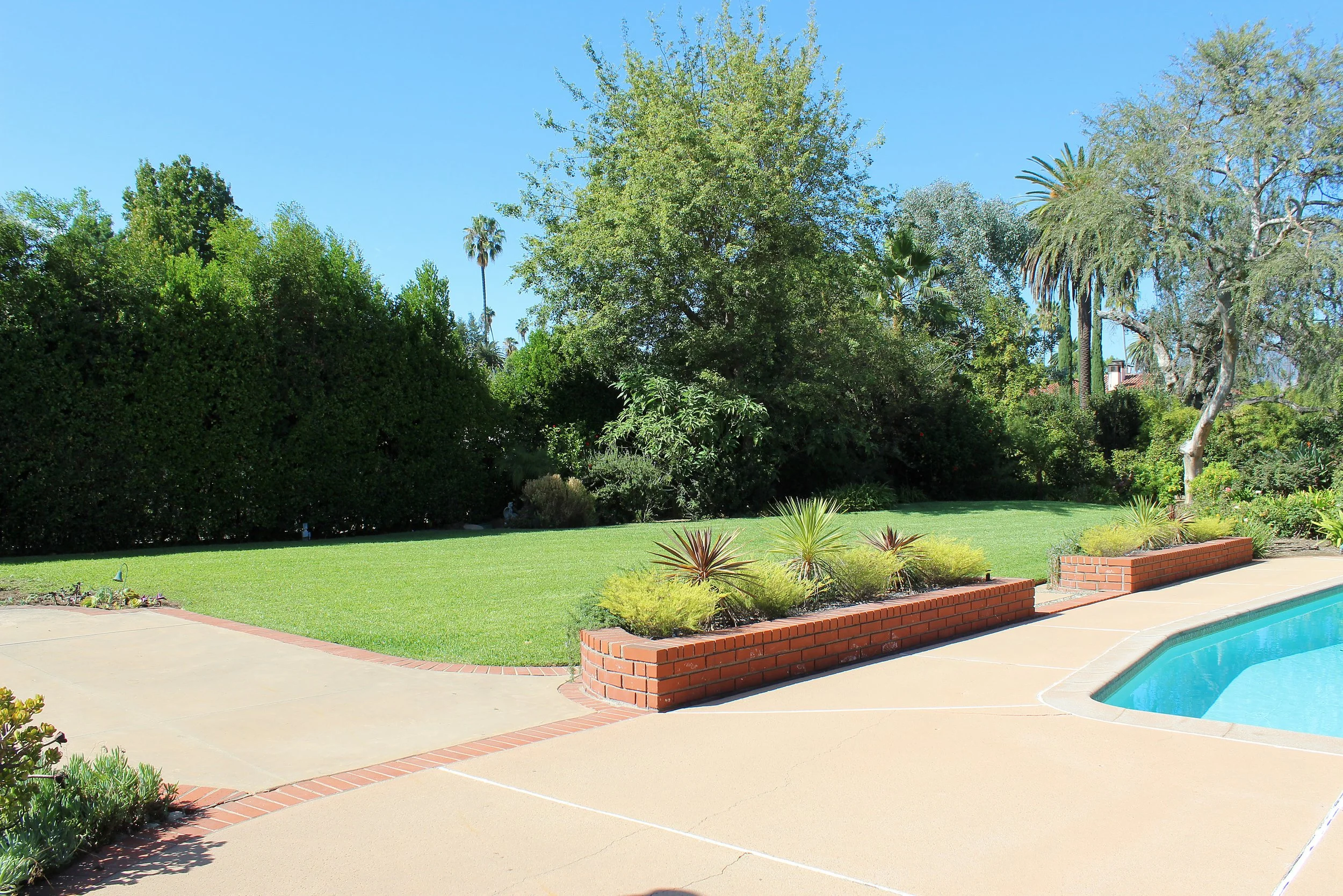 30_PL-4106_garden-lawn.jpg