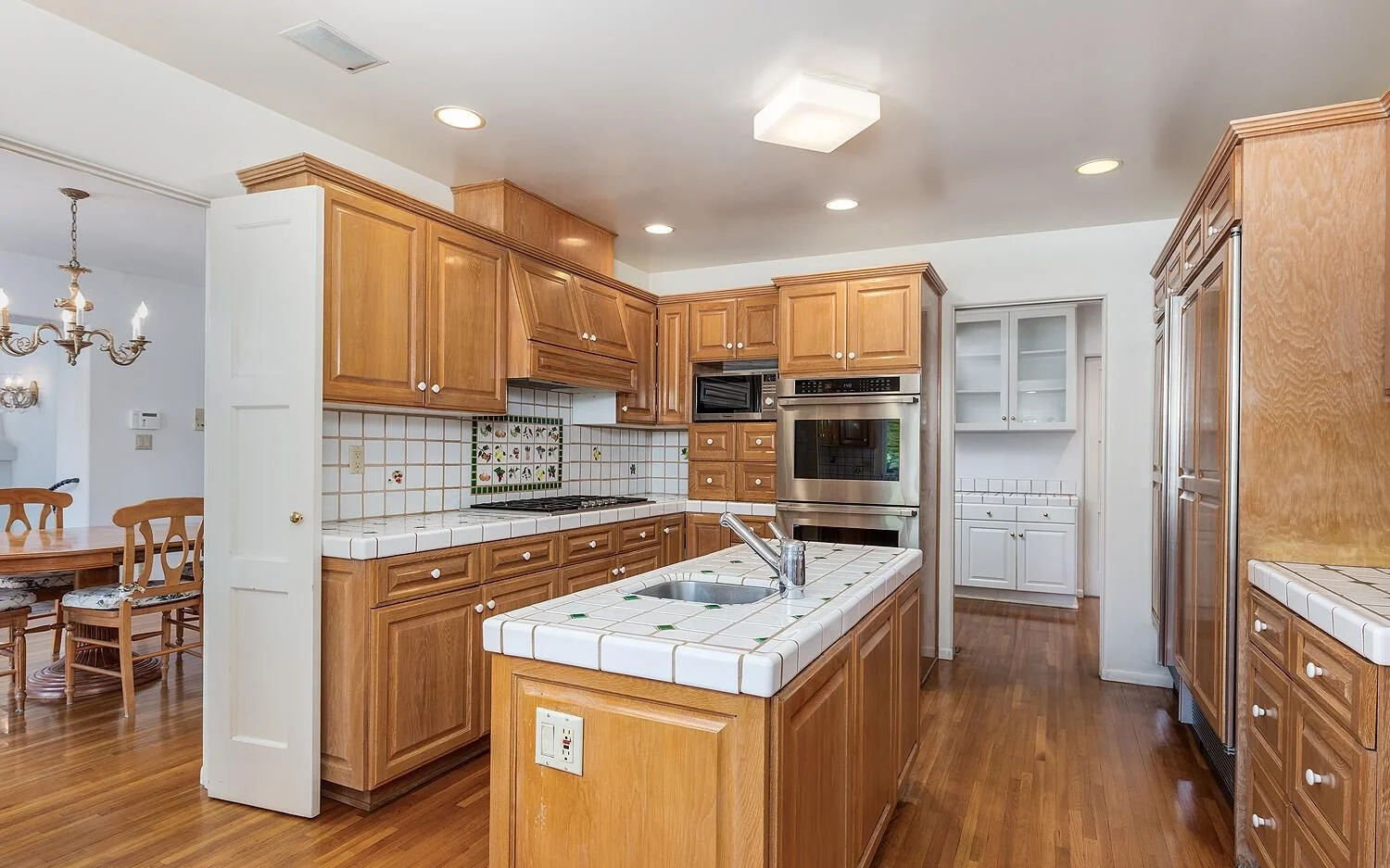12_PL-4106_kitchen-island.jpg