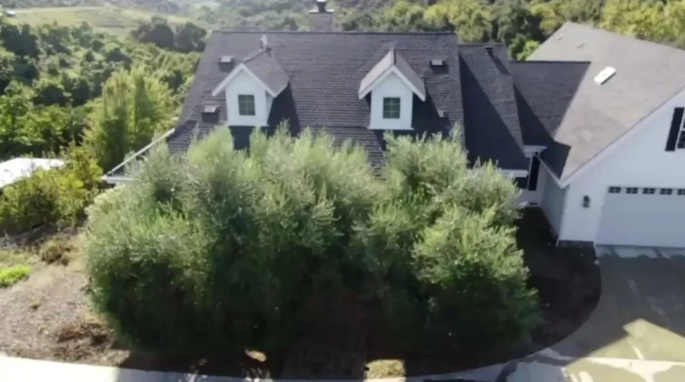 01_Farmhouse_Aerial.jpg