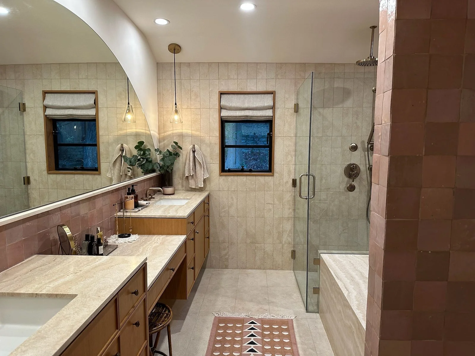 Main bathroom with double vanity and glass shower. | PL-3803