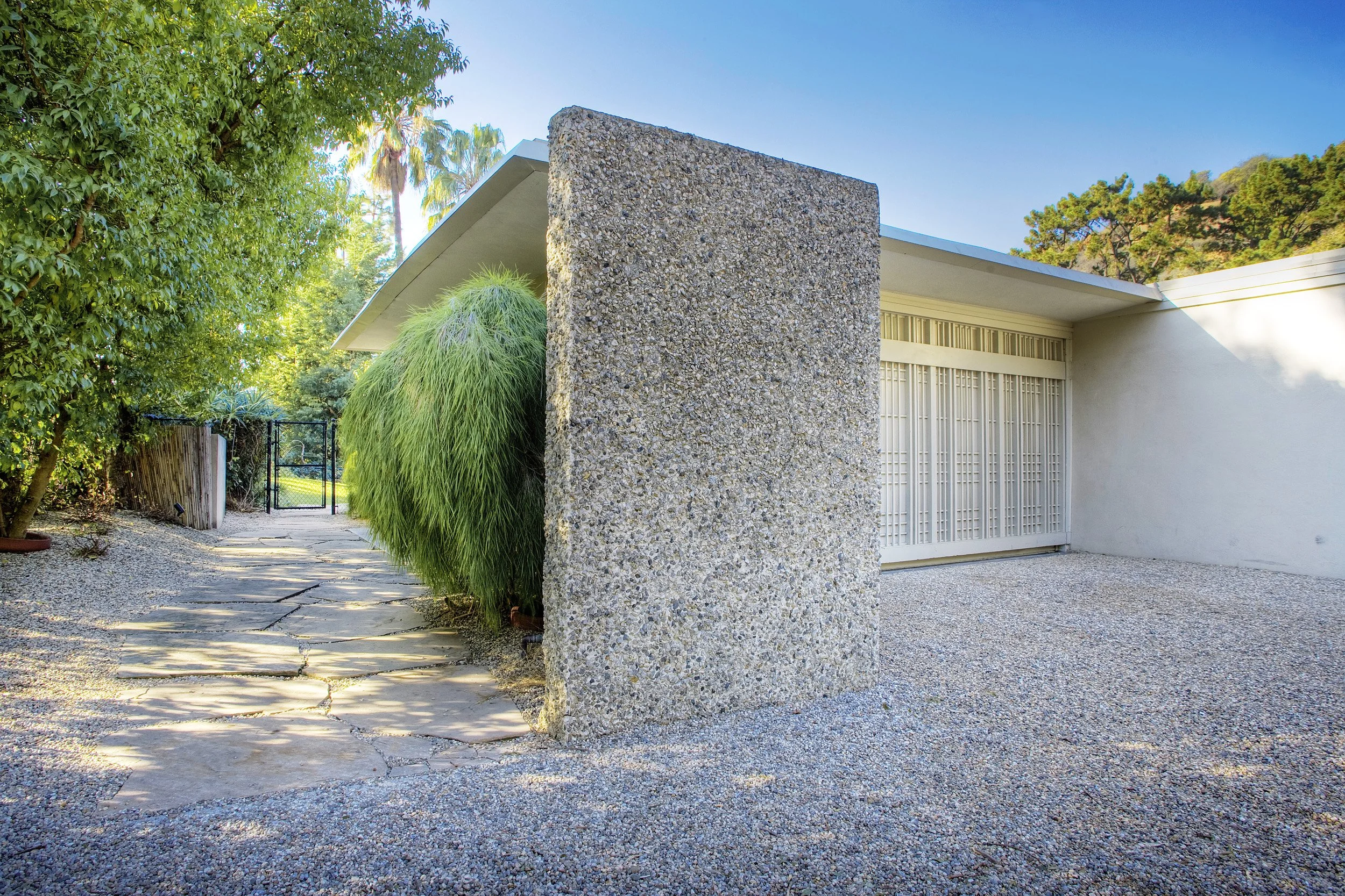 060-Simon-House-Driveway-Exterior-03.jpg