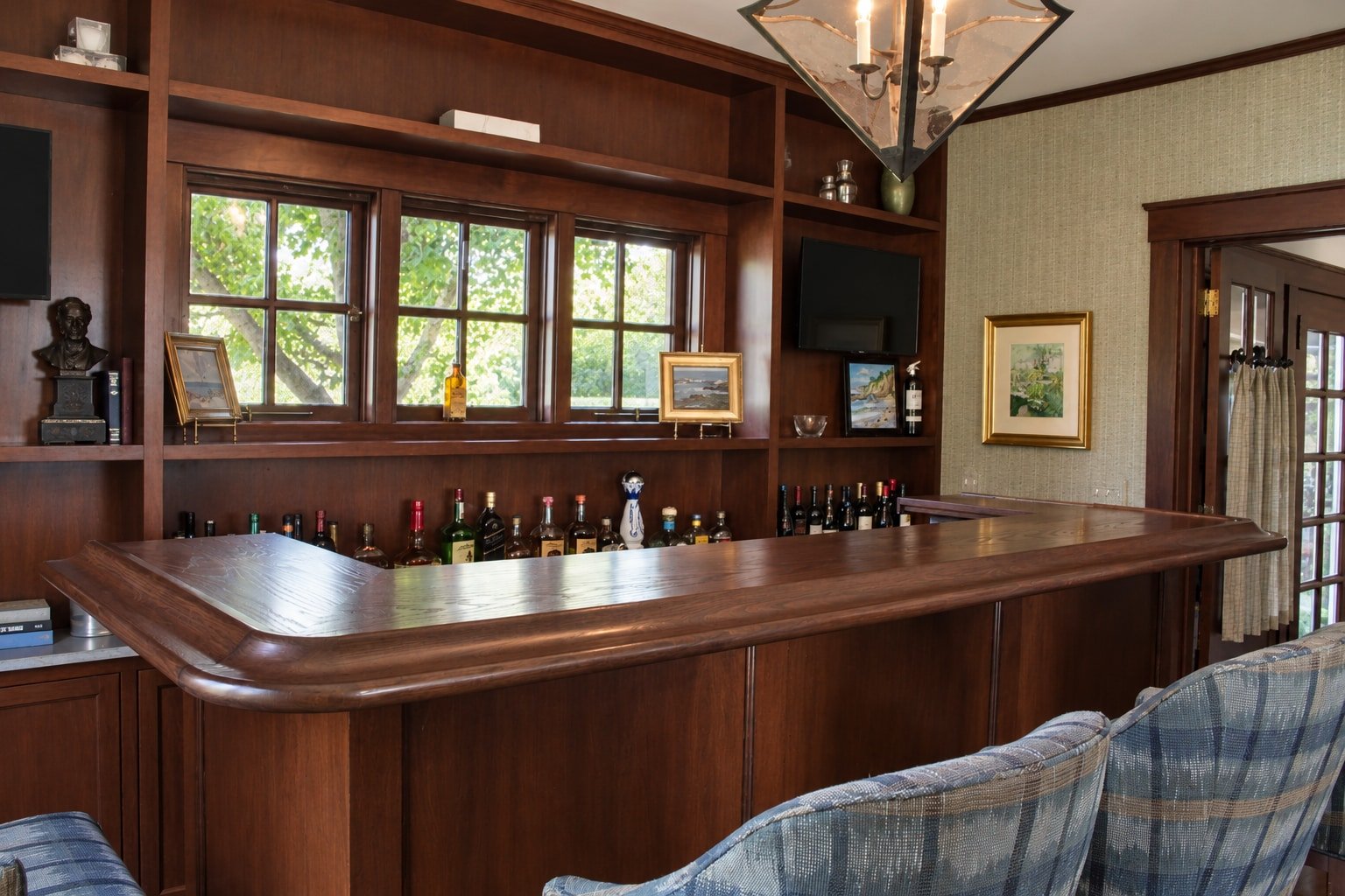 05_PL-4107_wood-paneled-bar.jpg