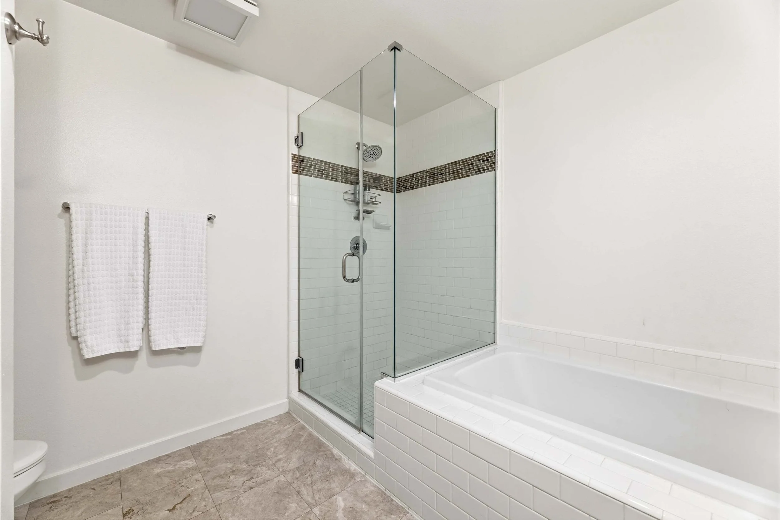 PL-4401-playa-vista-contemporary-condominium-007.jpg