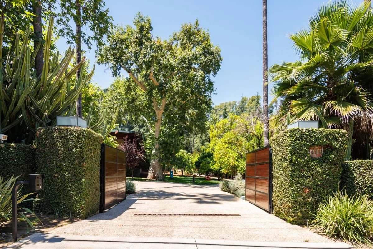 02_Gated_Driveway.jpg