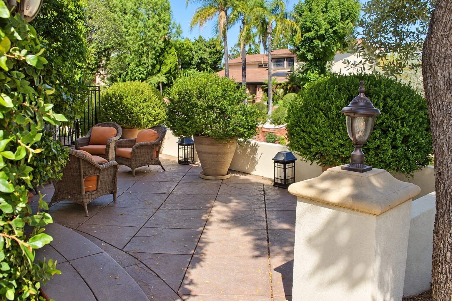 50-front-garden-courtyard.jpg