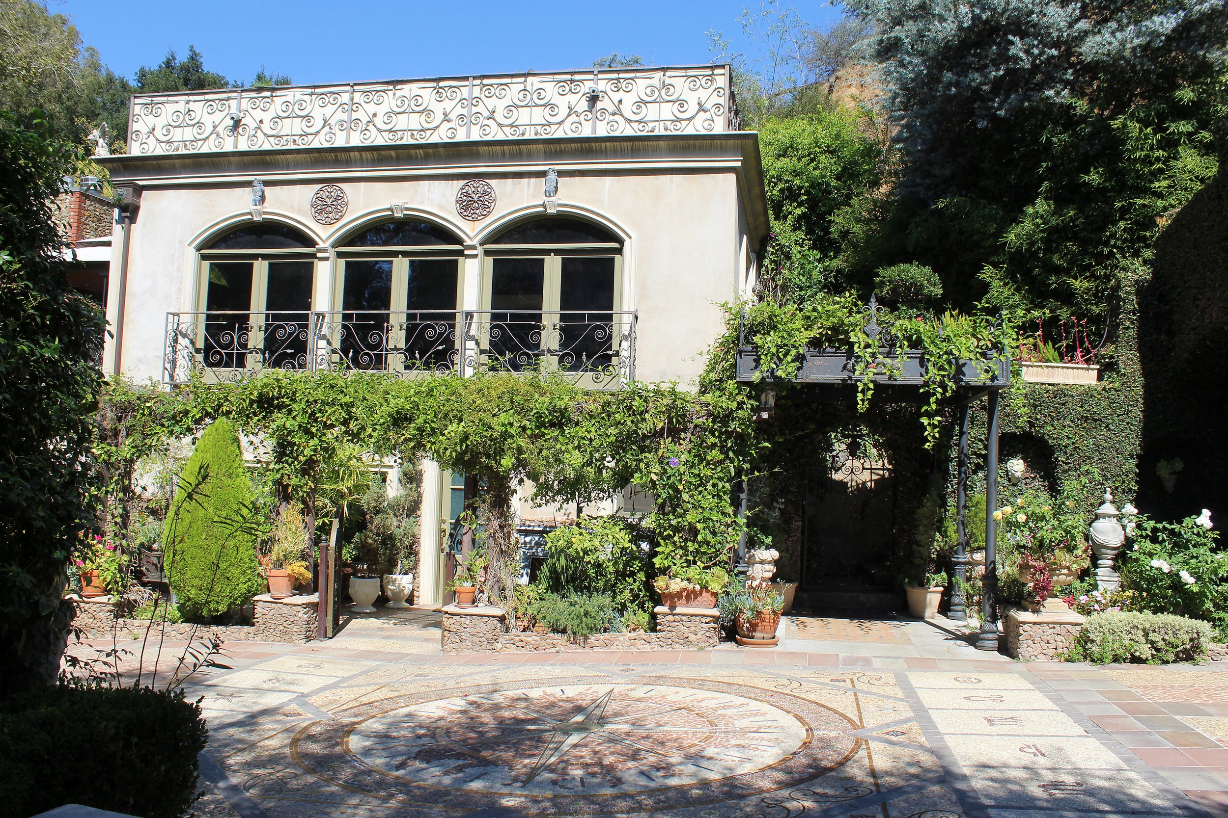 02_PL-3802_front-courtyard.jpg