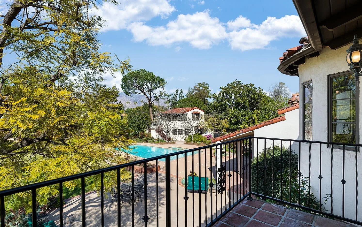 17_PL-4106_balcony-garden-view.jpg