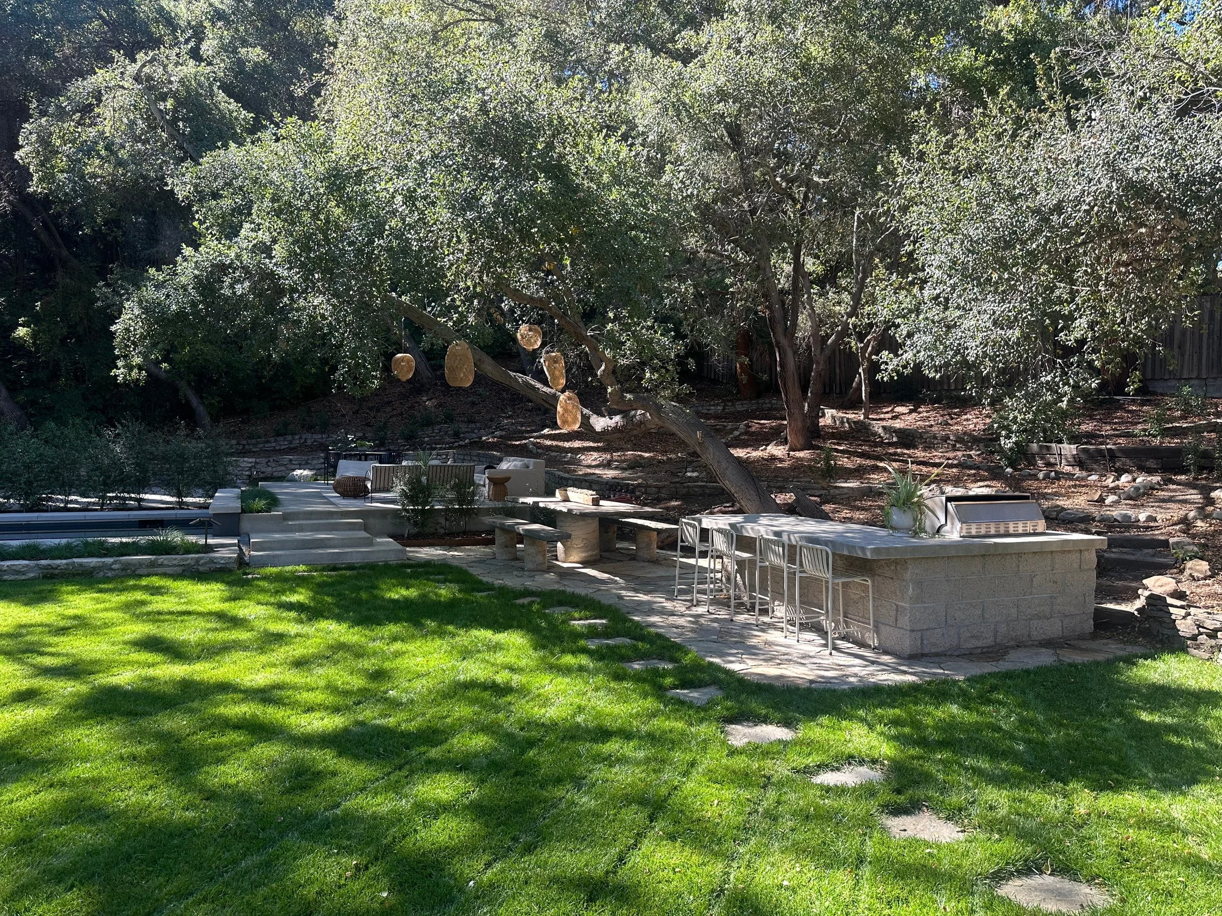 Outdoor kitchen, bar and lawn. | PL-3803
