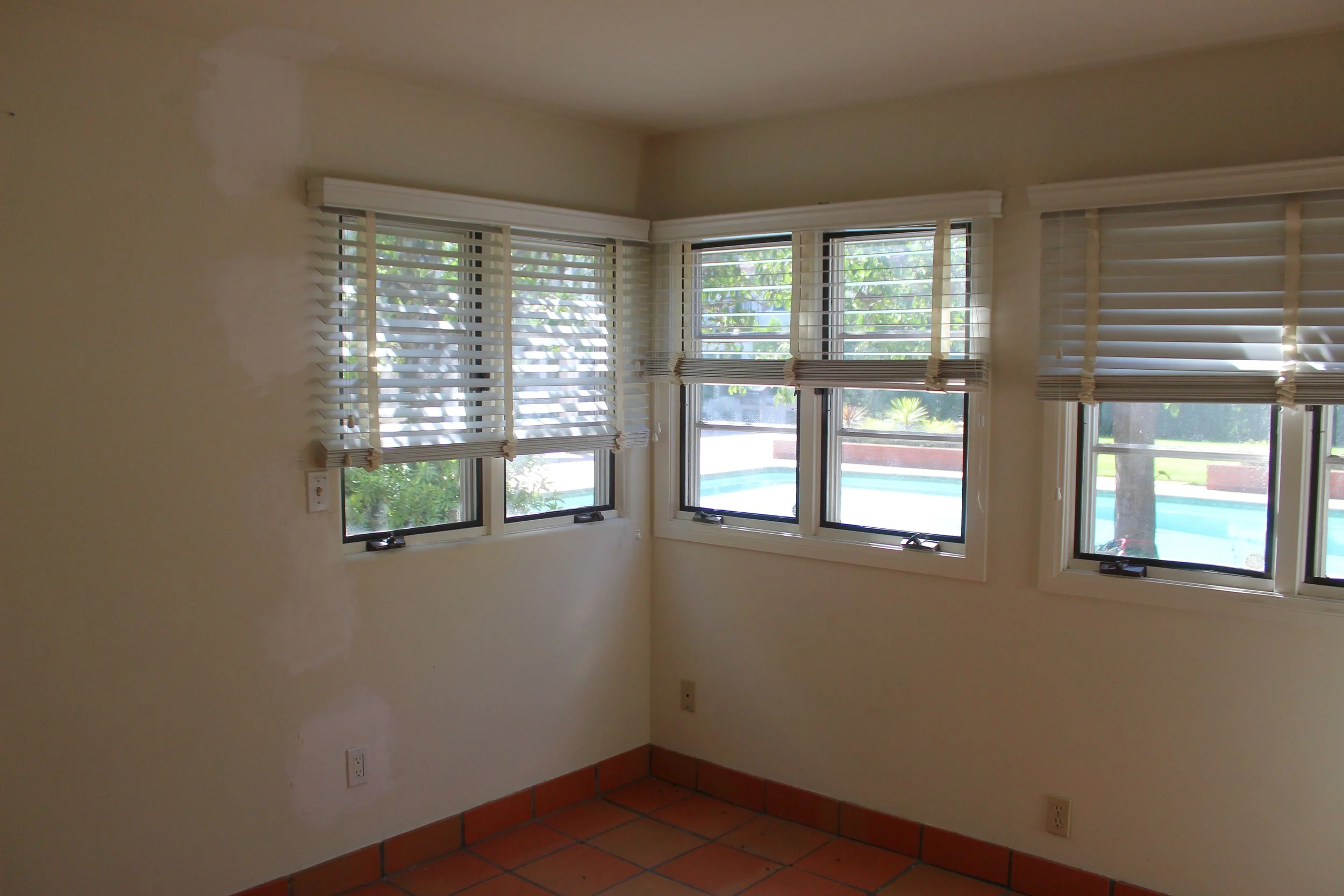 24_PL-4106_corner-window-room.jpg