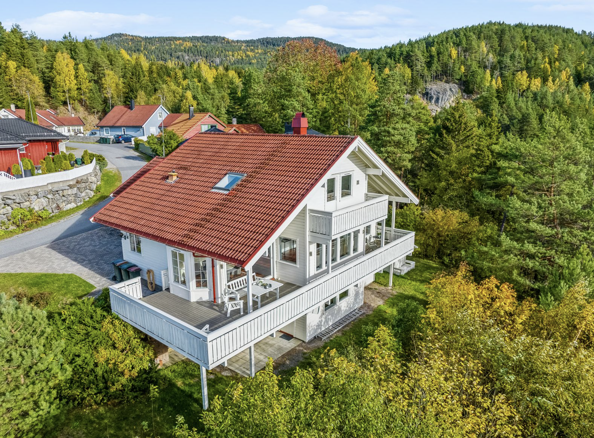 Dronebilde av en flott enebolig i Drammen tatt på en varm sommerdag i strålende solskinn. Drammen på sitt beste.