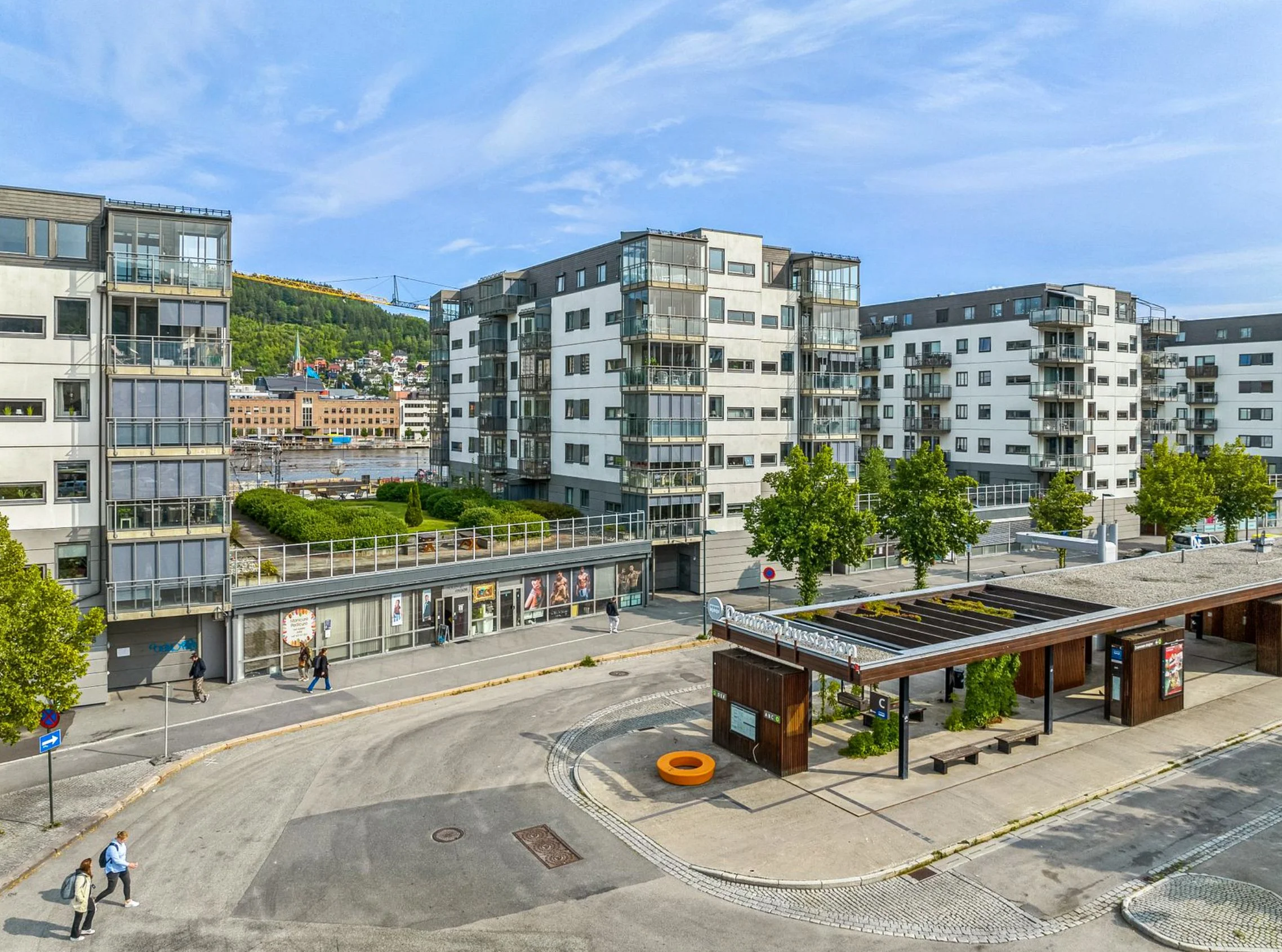Dronebilde over Drammen bussstasjon en flott sommerdag med grønne farger på busker. Drammen busstasjon fra sin beste side.