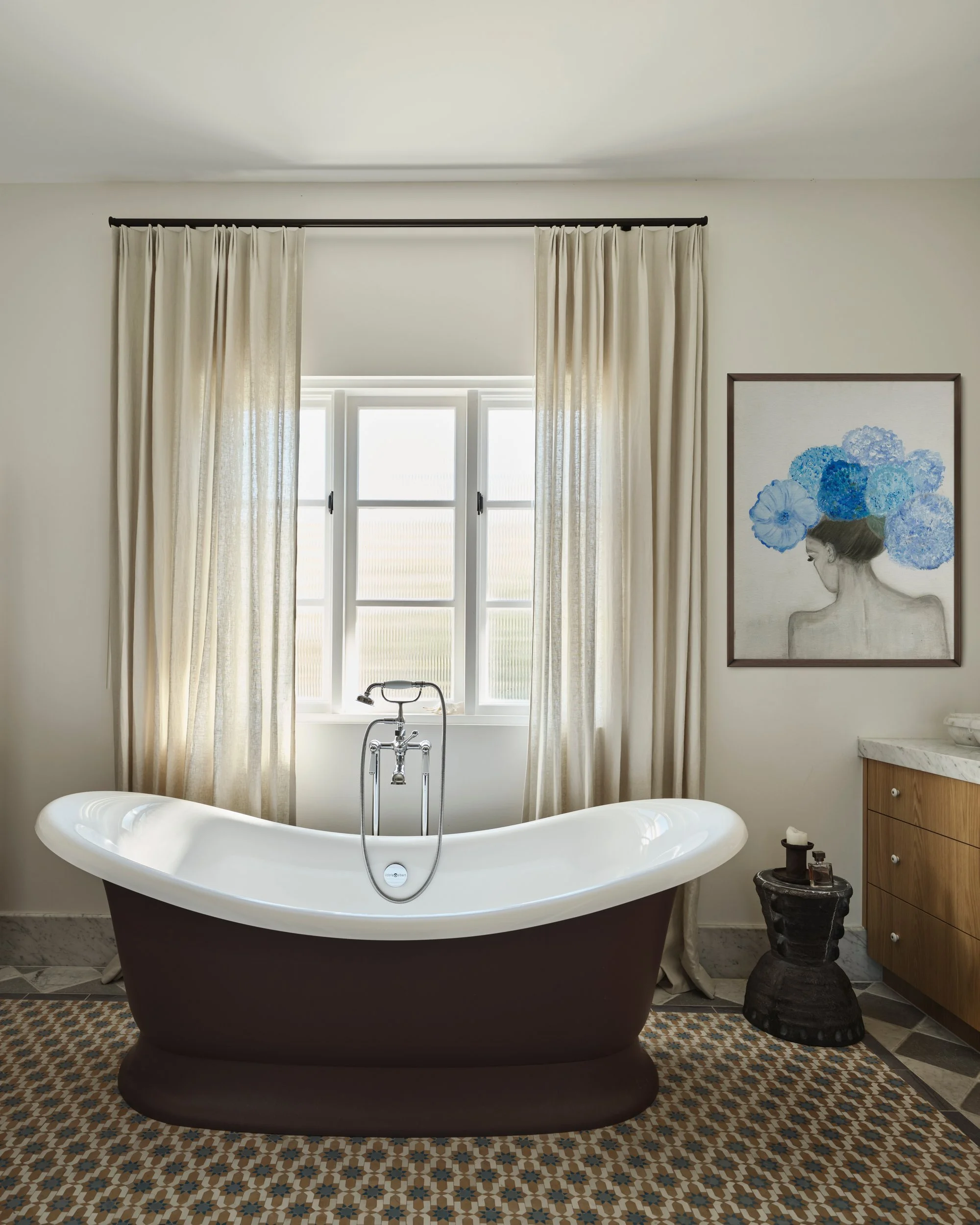 jordanna-swiatlo-madam-bleu-01-bathroom.jpg