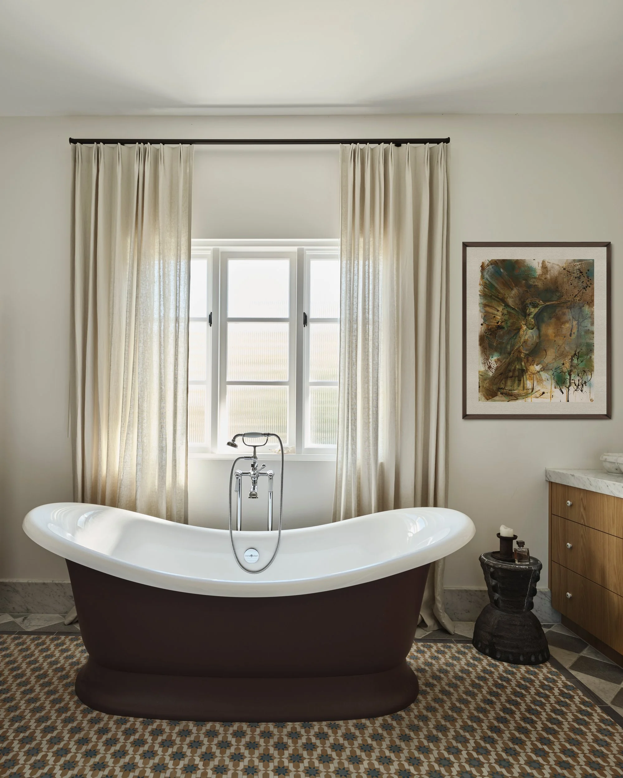 jordanna-swiatlo-gilded-hummingbird-02-bathroom.jpg