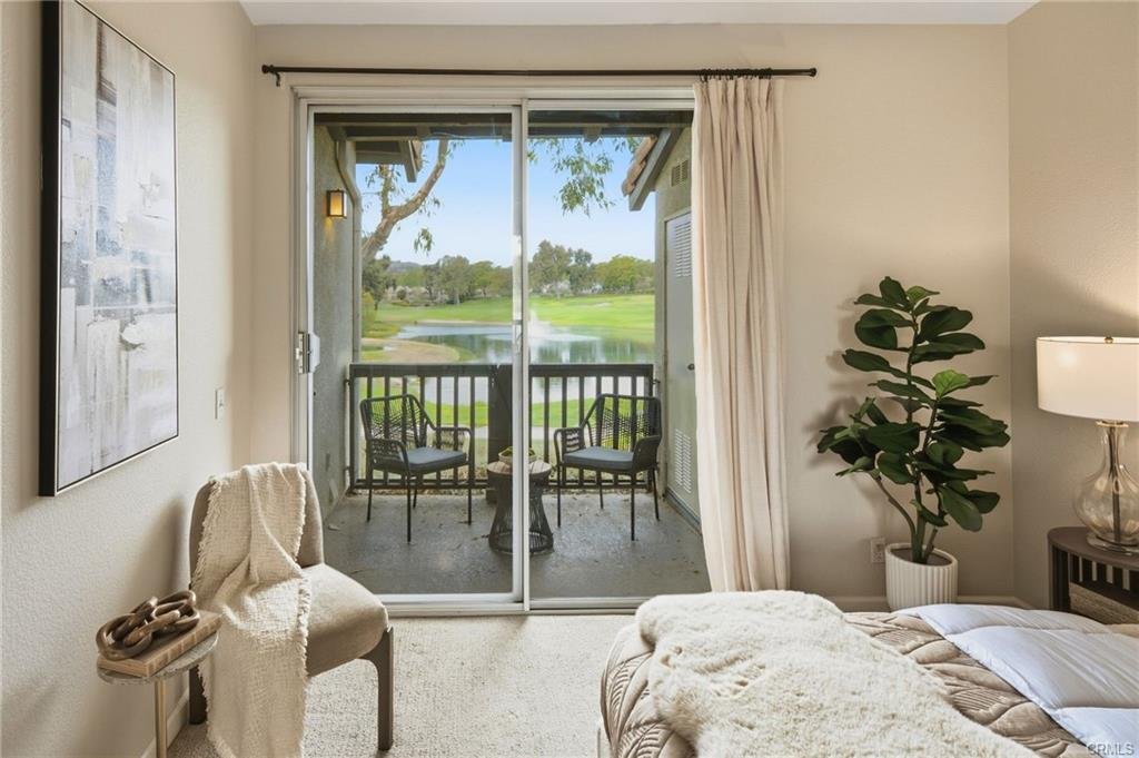 Neutral bedding and organic textures complement the natural light pouring in from the private balcony. Minimal artwork and carefully selected accessories allow the architecture and Southern California indoor-outdoor lifestyle to take center stage.