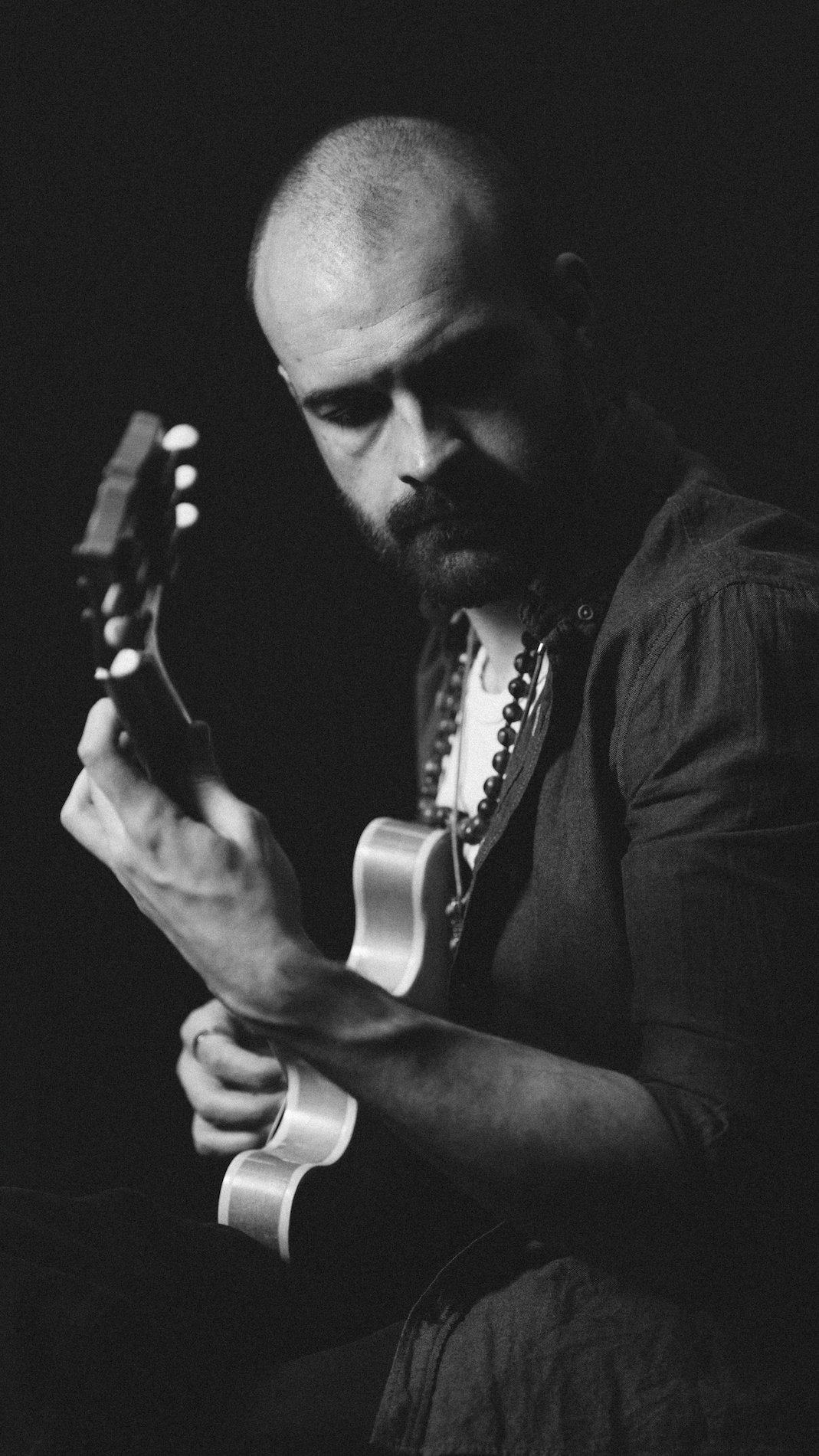 Axel Berntzon playing guitar at IMRSV Studios.