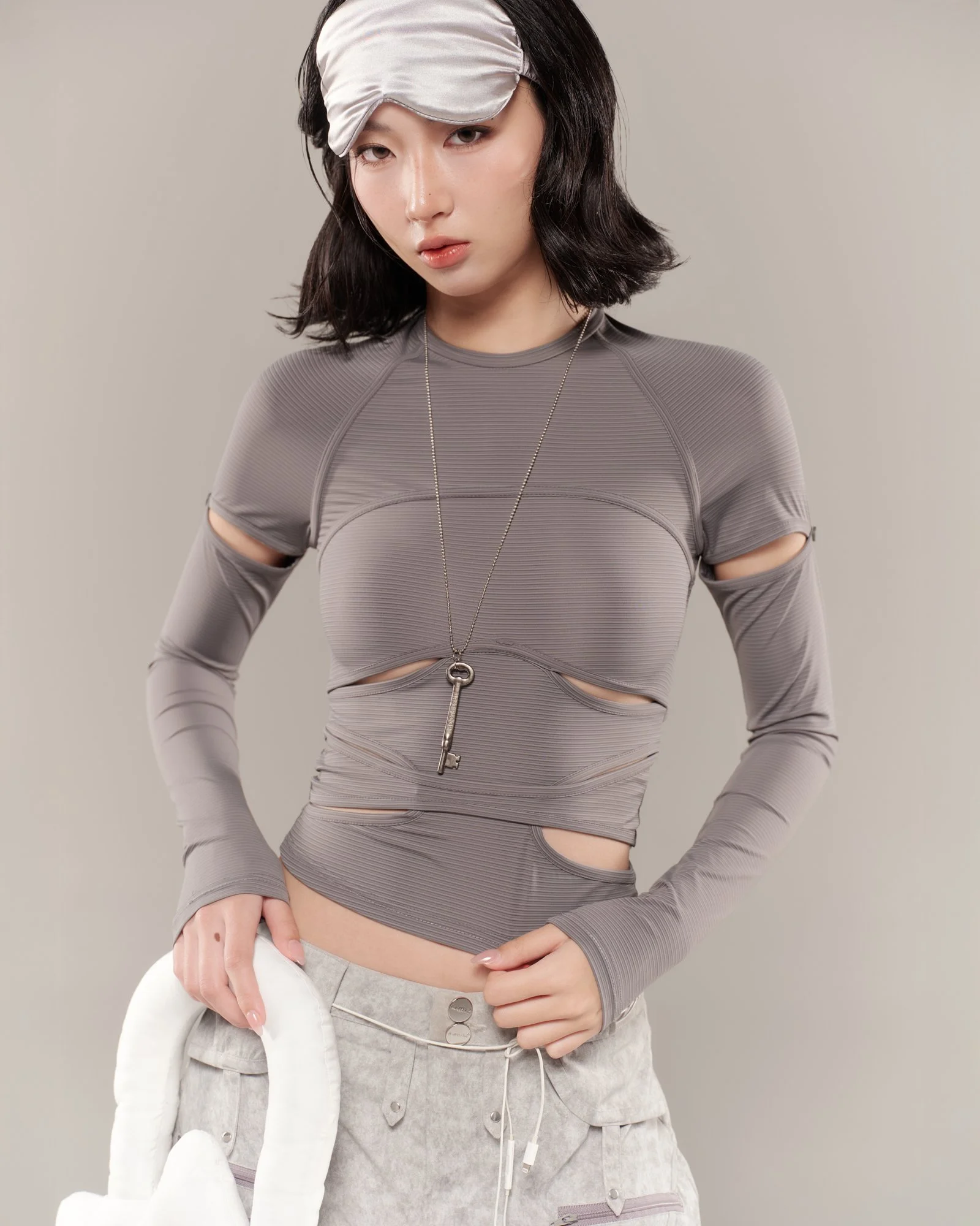 20260108-Bohemond top (Grey) + Orvyn pants (Grey) 4.jpg