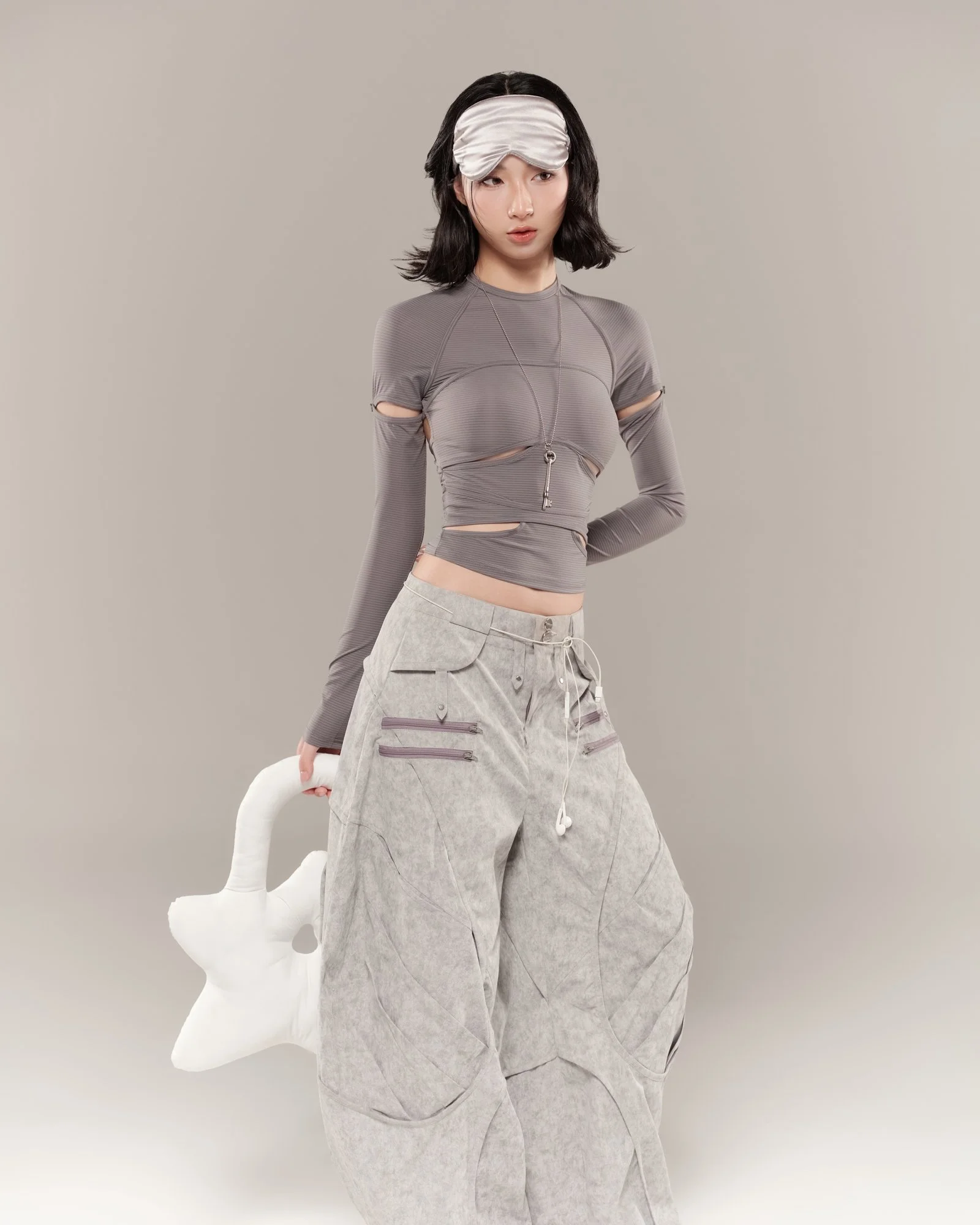 20260108-Bohemond top (Grey) + Orvyn pants (Grey) 3.jpg