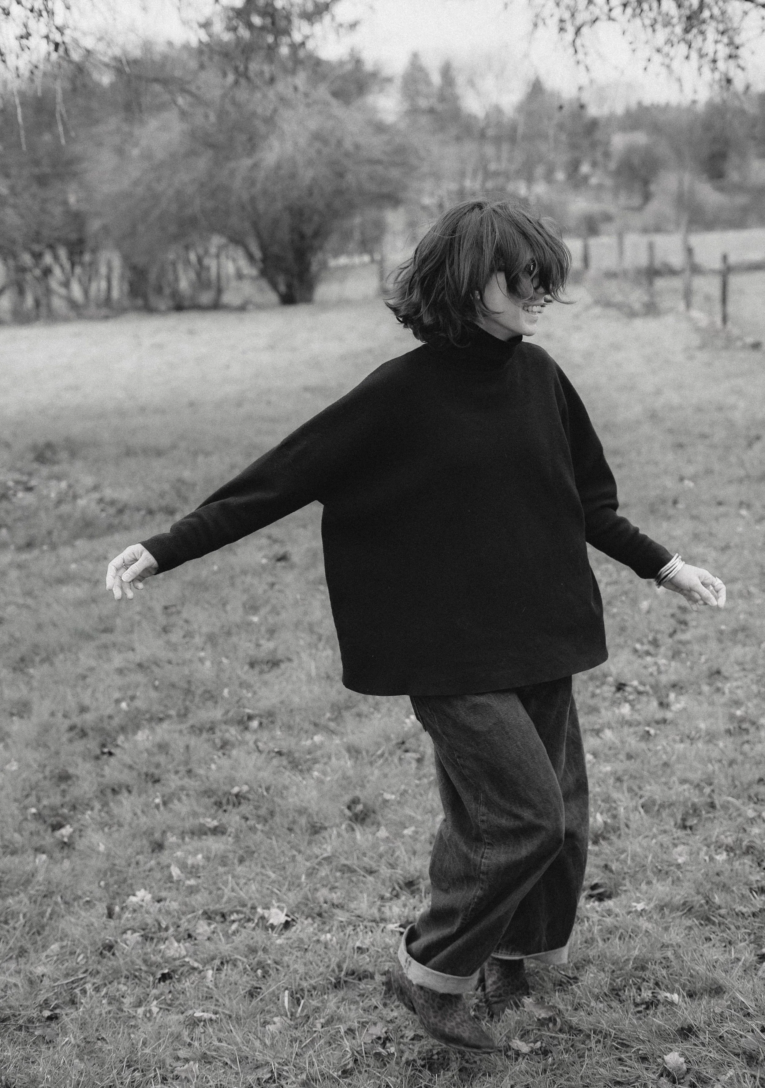 Mathilde Nicod, designer du studio Le Terrain, dans son élément, la nature, en mouvement perpétuelle