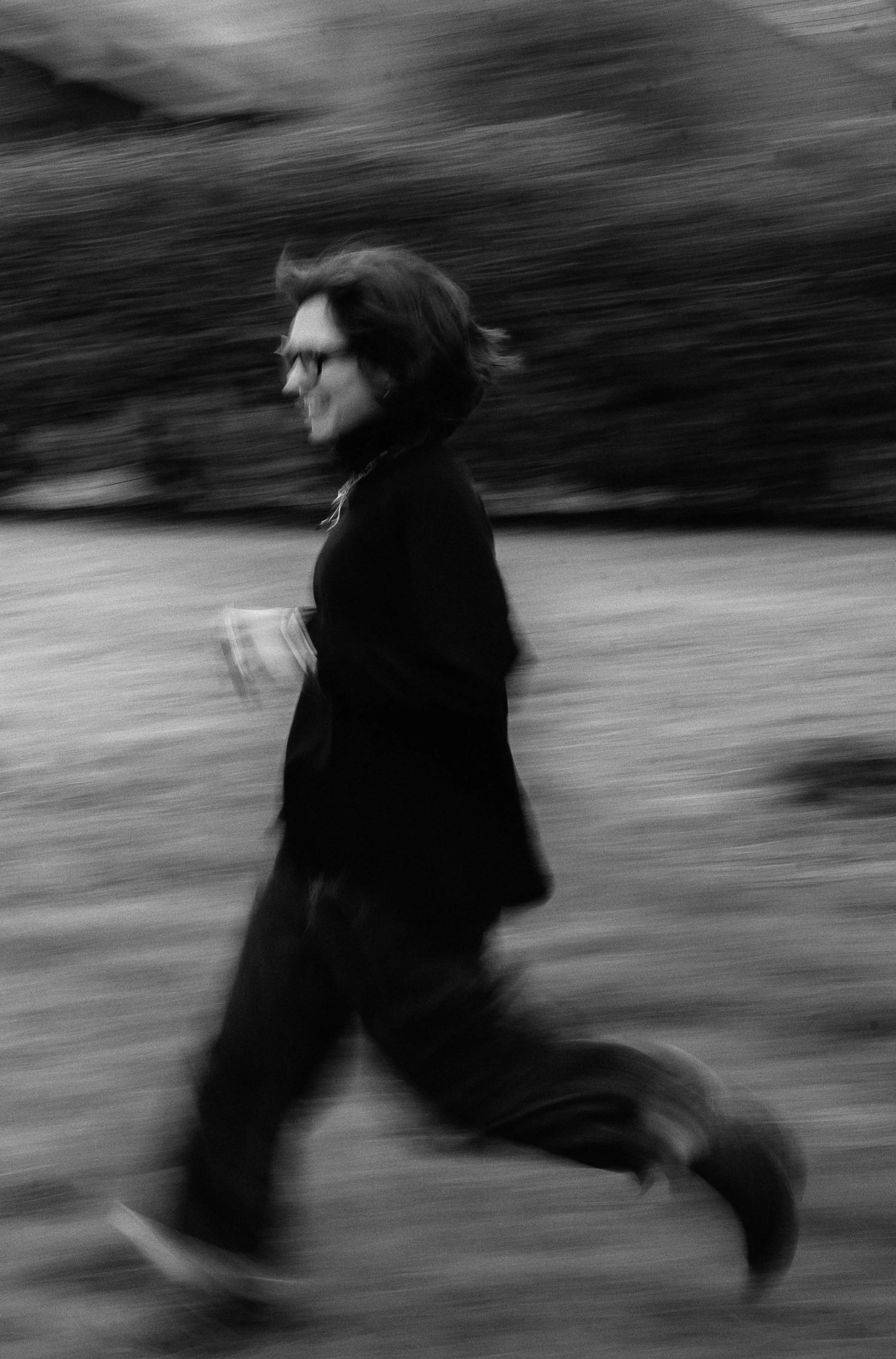 Mathilde Nicod, designer du studio Le Terrain, dans son élément, la nature, en mouvement perpétuelle