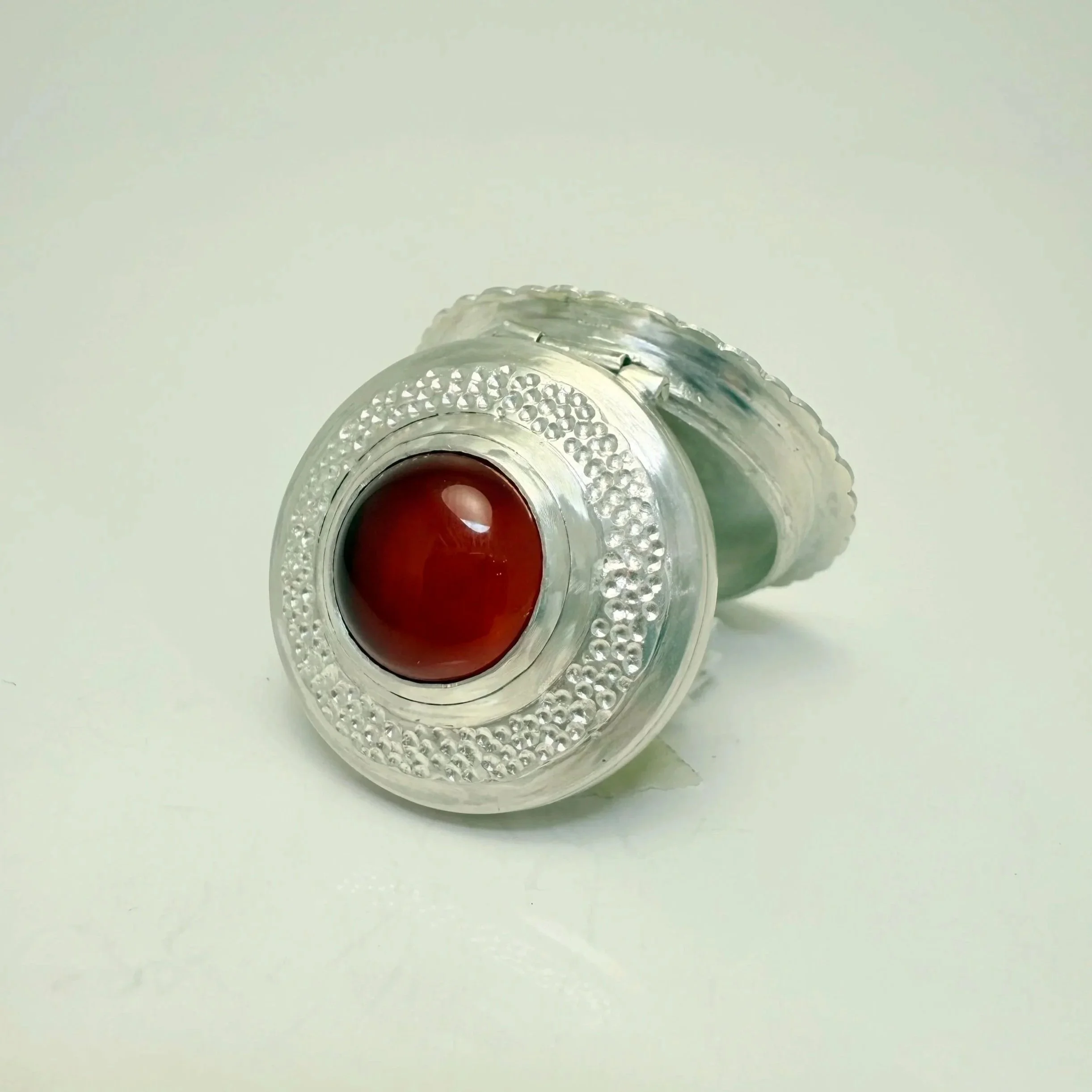 Minidrøm locket. Sterling silver, carnelian