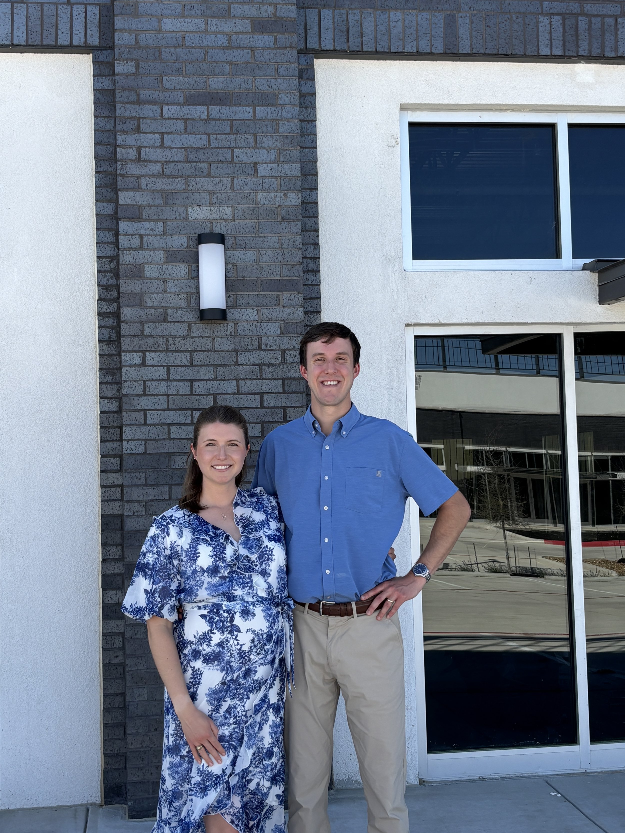 Dr. Mike Rauch and Dr. Amelia Rauch in front of Highview Veterinary Hospital in Boerne, Texas.
