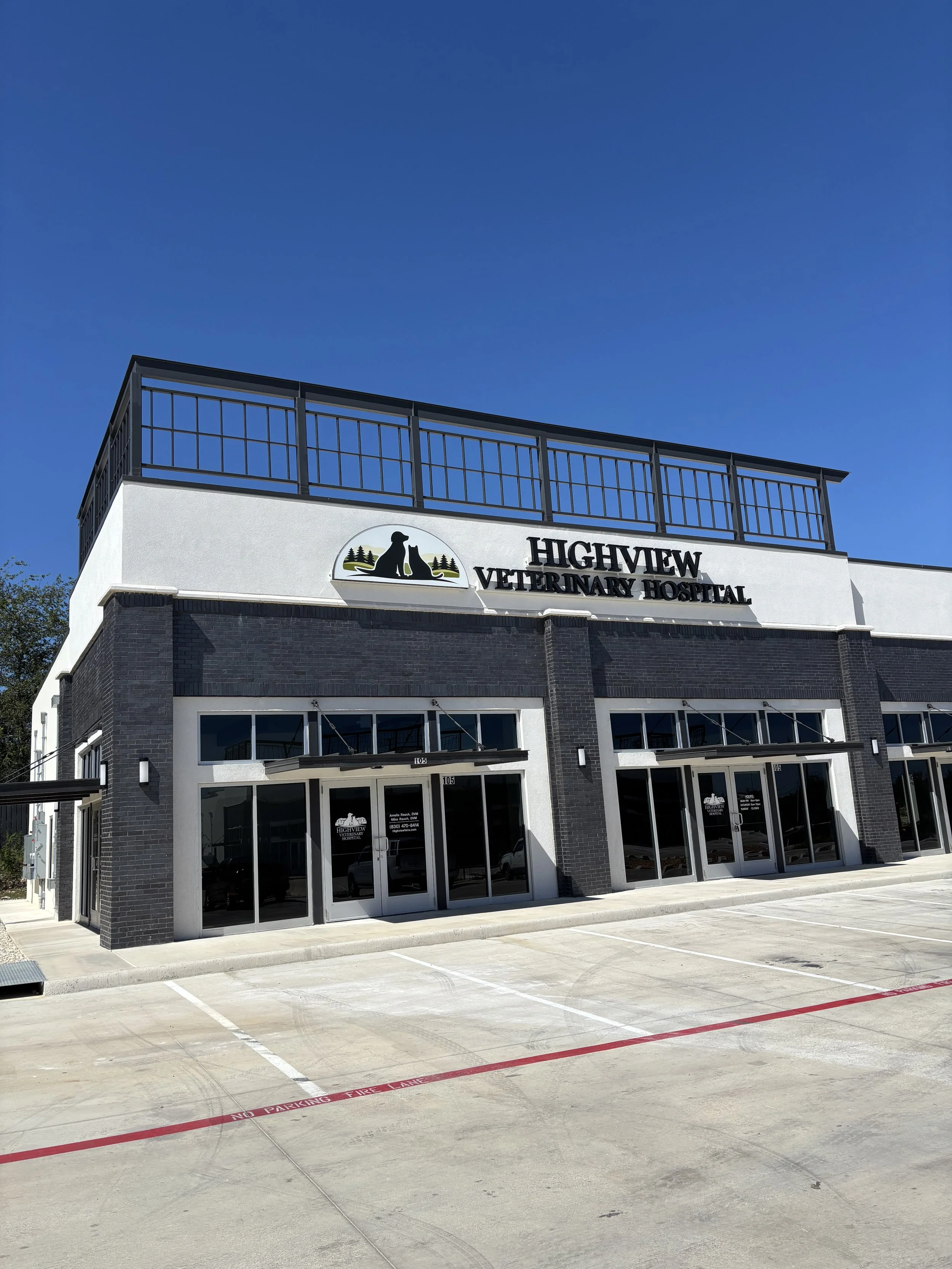 A front view of the building of Highview Veterinary Hospital in Boerne, TX.