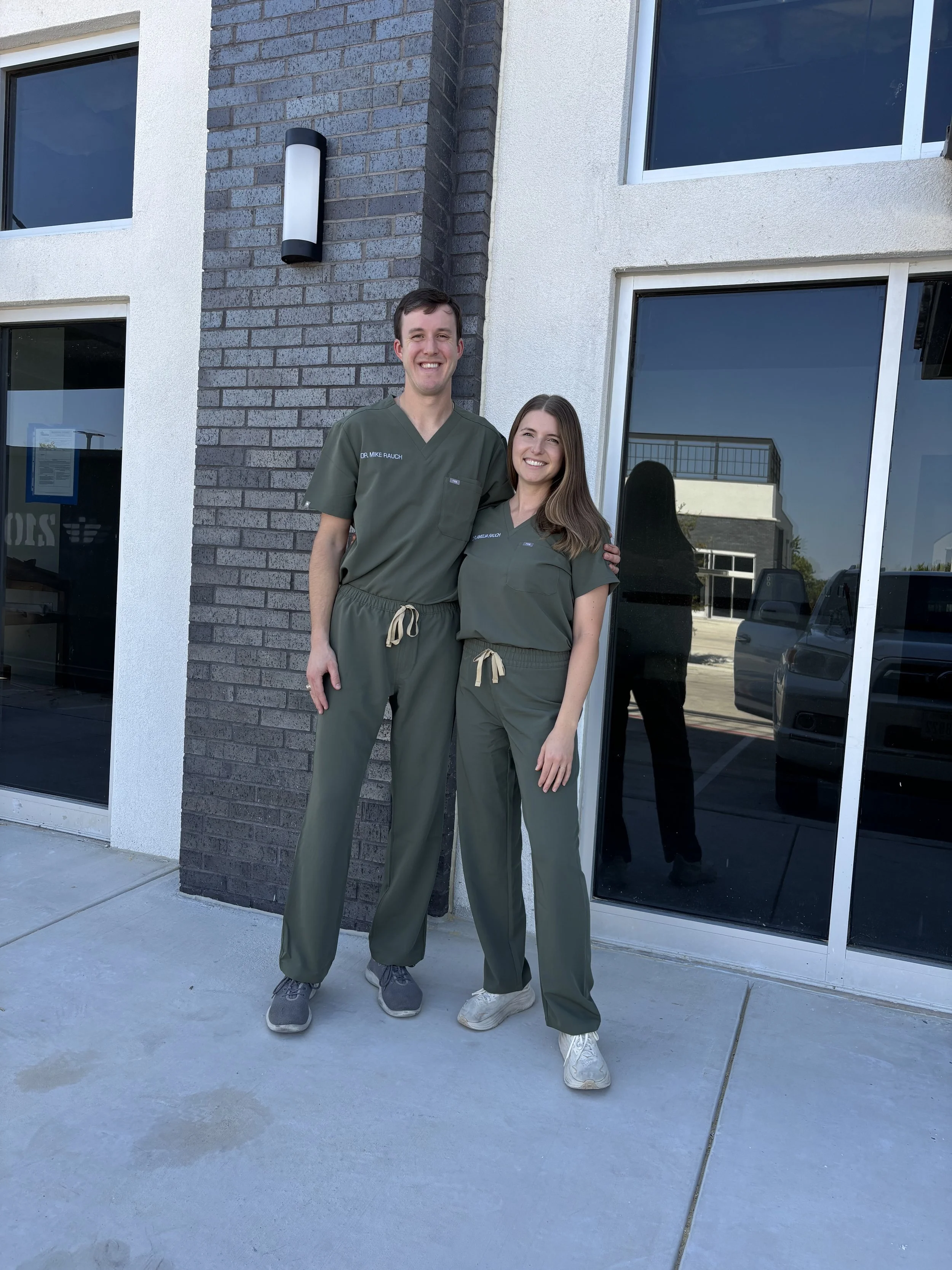 Dr. Mike Rauch and Dr. Amelia Rauch in front of Highview Veterinary Hospital in Boerne, Texas.