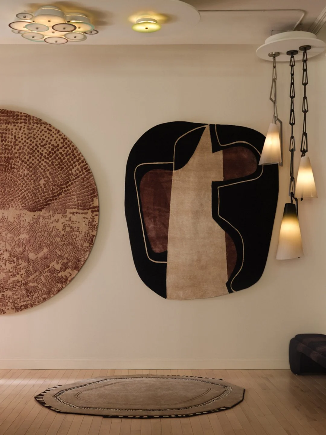 DRAWN IN SPACE.⁠
⁠
Hung on the wall, Art + Loom&rsquo;s Modernity Rug reads almost like an abstract painting: broad fields broken up by looping, off-kilter lines that keep the composition moving. To its right, Avram Rusu Studio&rsquo;s Link Pendants 