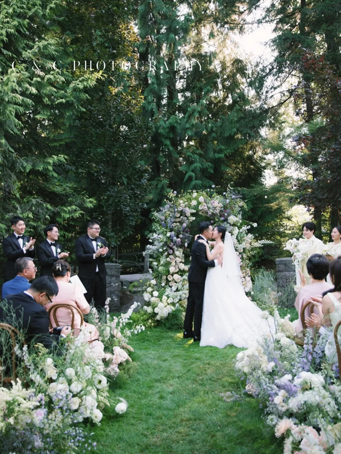 M &amp; N&rsquo;s perfect August day
✨🌸🌿

A lush meadow aisle of pastels &amp; soft creamy blooms, filled with gorgeous limelight hydrangeas, lisianthus, garden roses, vines &amp; orchids leading up to a lush arch with the sunlight perfectly peakin