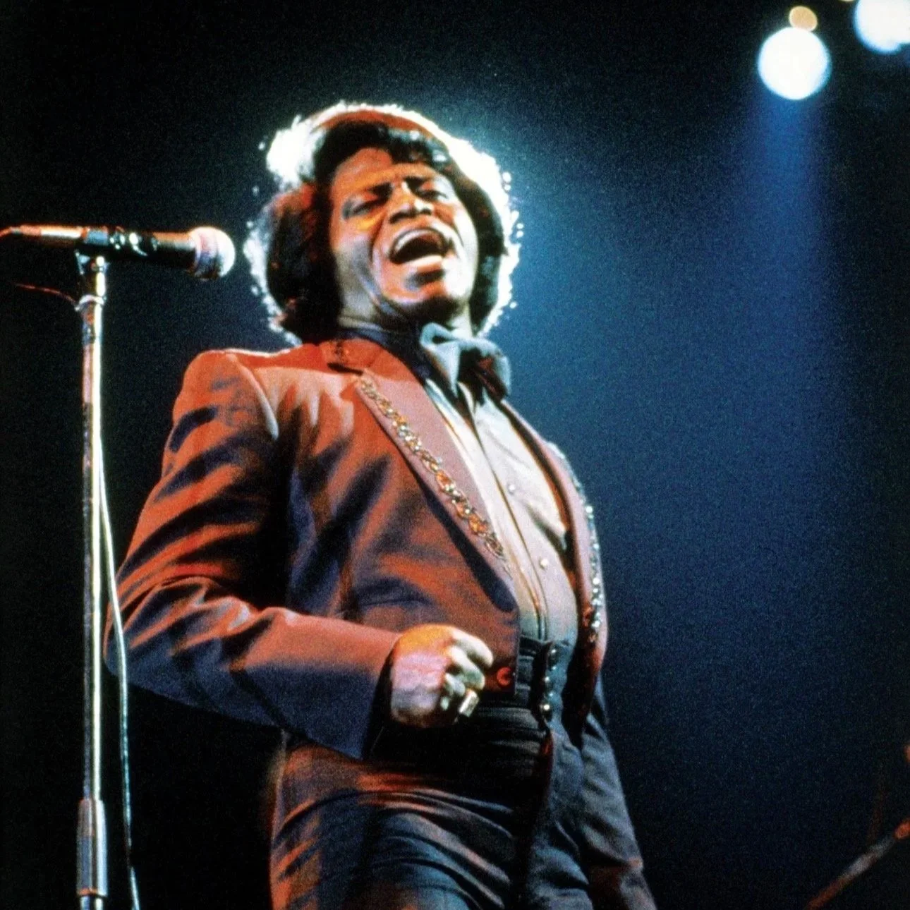 James Brown biểu diễn trong thời kỳ Funk ảnh hưởng tới sự hình thành của Popping Dance.