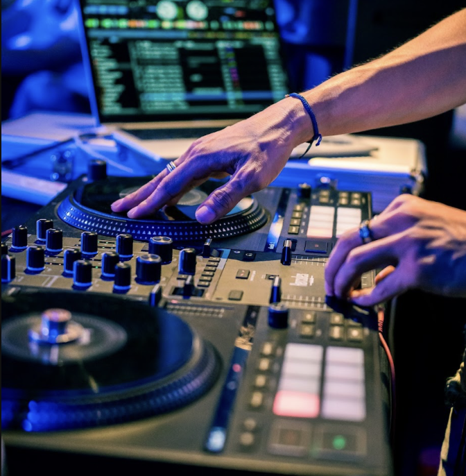 DJ Kidashi điều khiển âm nhạc tại Joker Civil War Vol.5, đại diện cho sự đa dạng của âm nhạc trong Popping hiện đại.