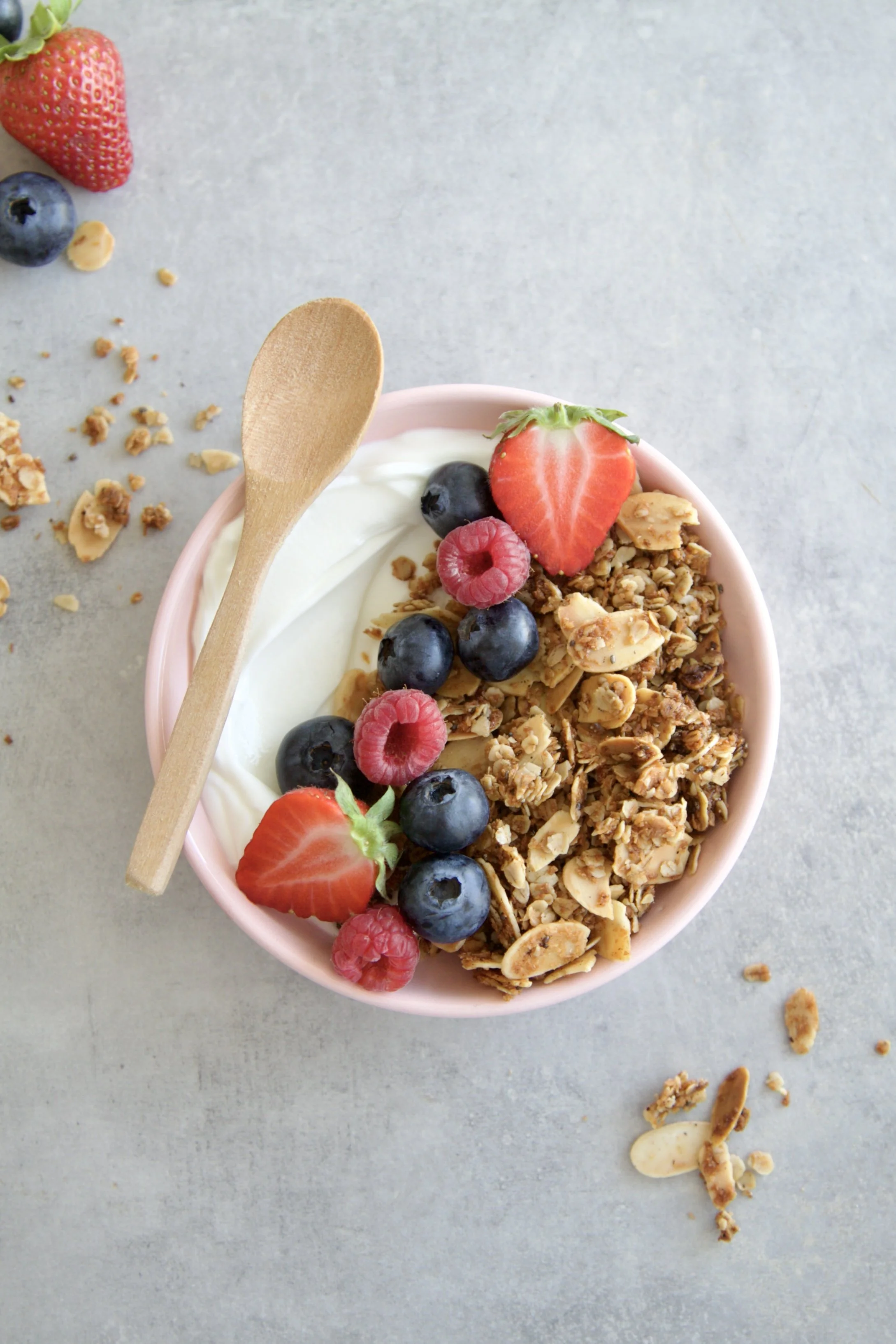 top shot of a breakfast bowl with skyr Jogurt, granola and fresh berries