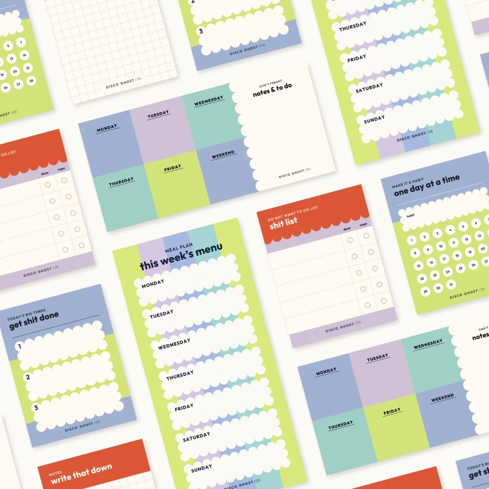 Bunte Wochenplan- und To-Do-Listen mit Wochentagen, Aufgaben und Notizen in verschiedenen Farben und Designs.