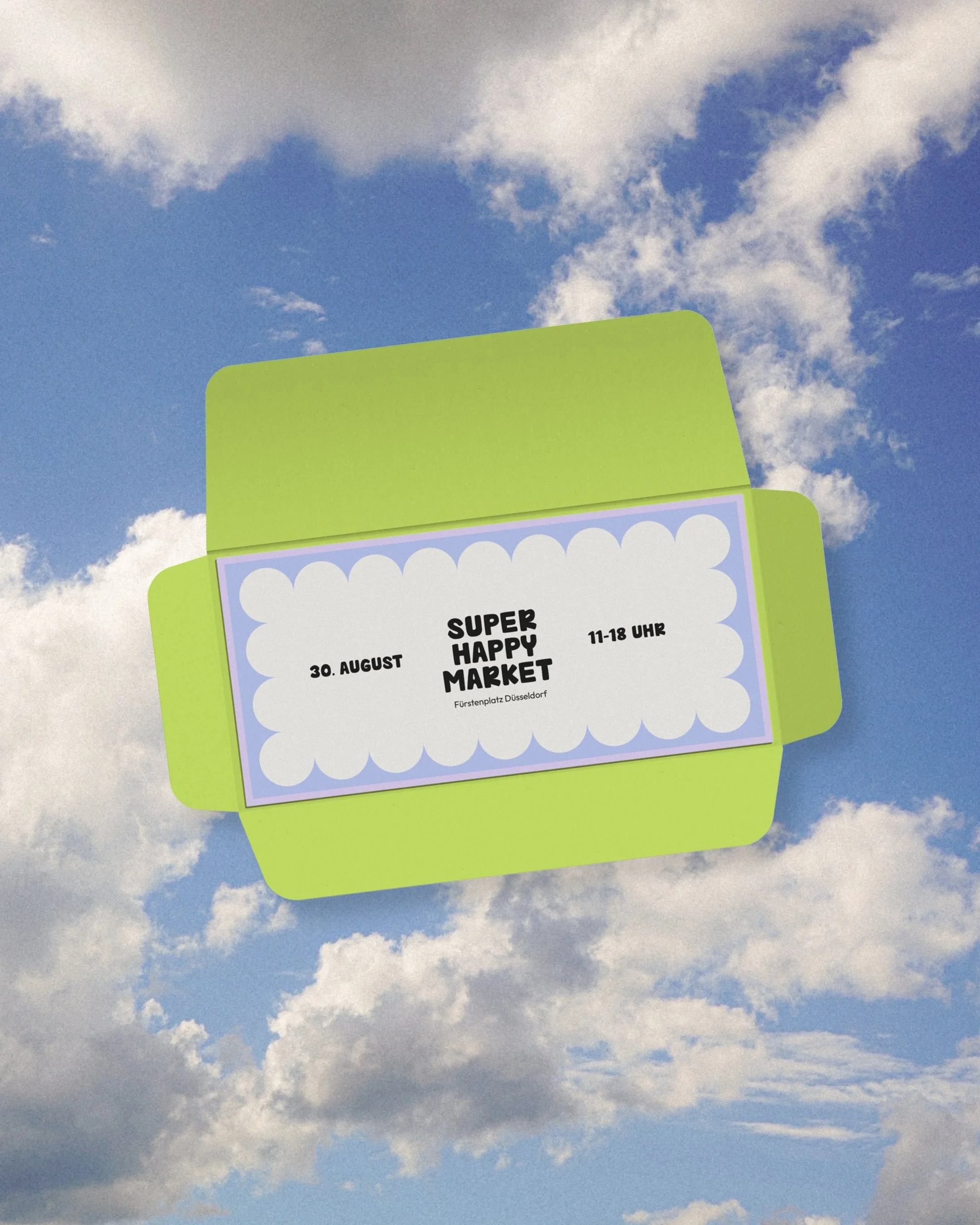 Ein Plakat bewirbt den Super Happy Market am 30. August auf dem Fürstenplatz in Düsseldorf, mit den Veranstaltungszeiten von 11 bis 18 Uhr, vor einem Himmel mit Wolken