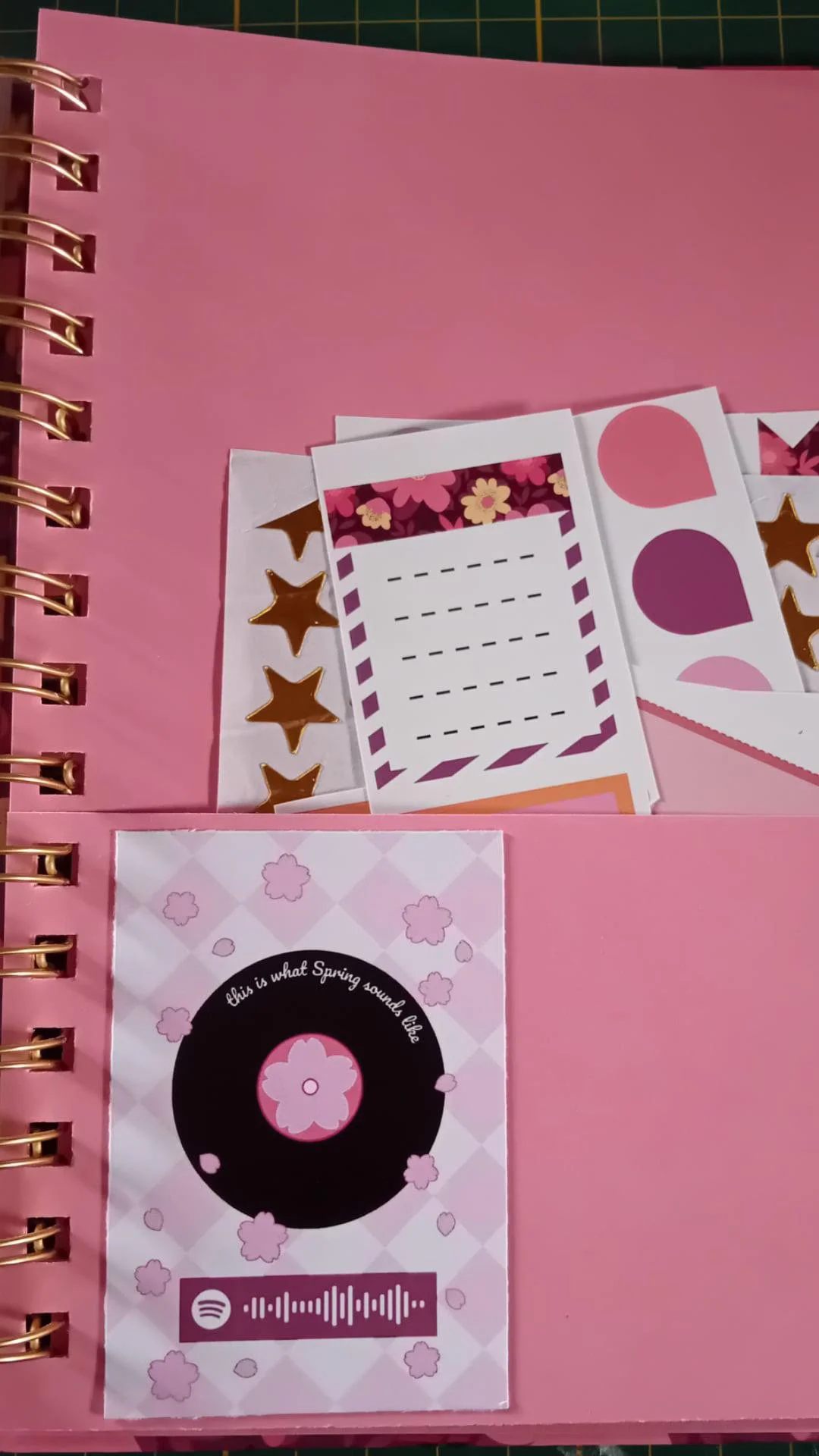 Ein pinker Notizblock mit verschiedenen Sticker und Musik QR-Code