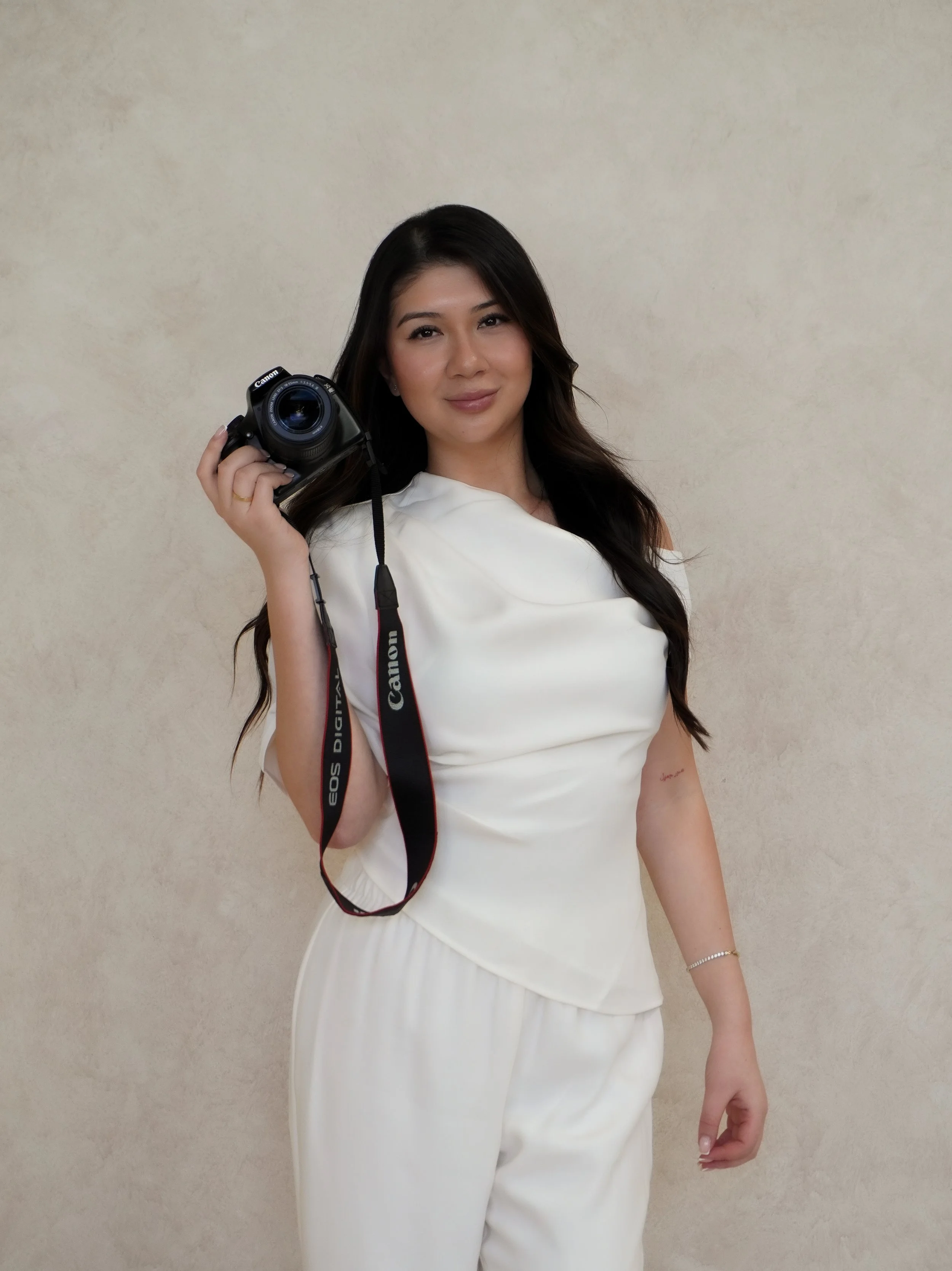 Tee_founder_standing_with_camera