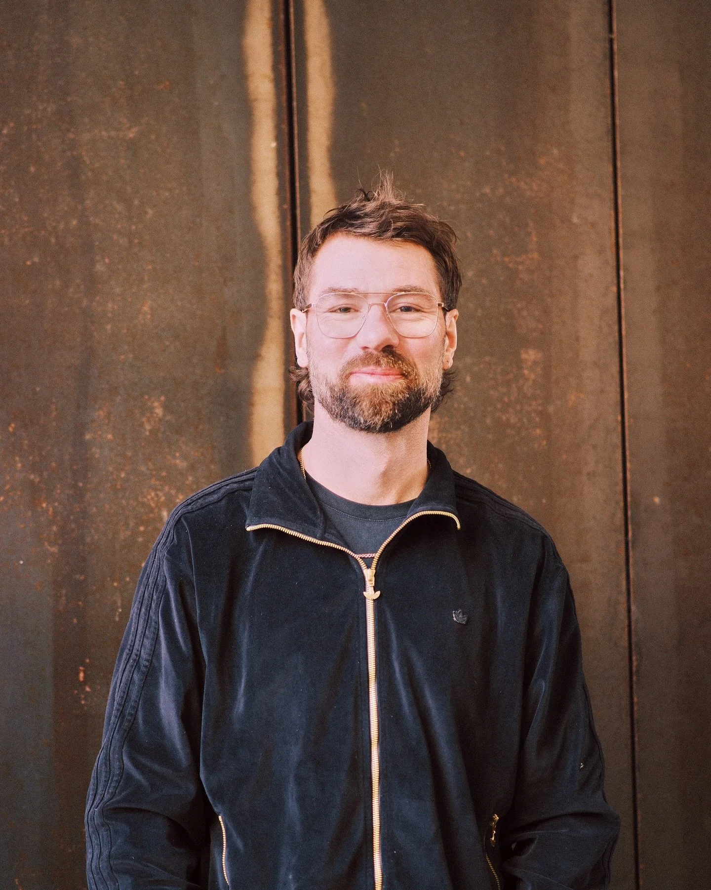 A spontaneous snap taken of Kipps between a busy Saturday shift.
If you&rsquo;re a local to Edinburgh, especially in Leith, I have no doubt you&rsquo;ll have met or heard of Kipps and the highly respected work he does within the hair industry.
A whiz
