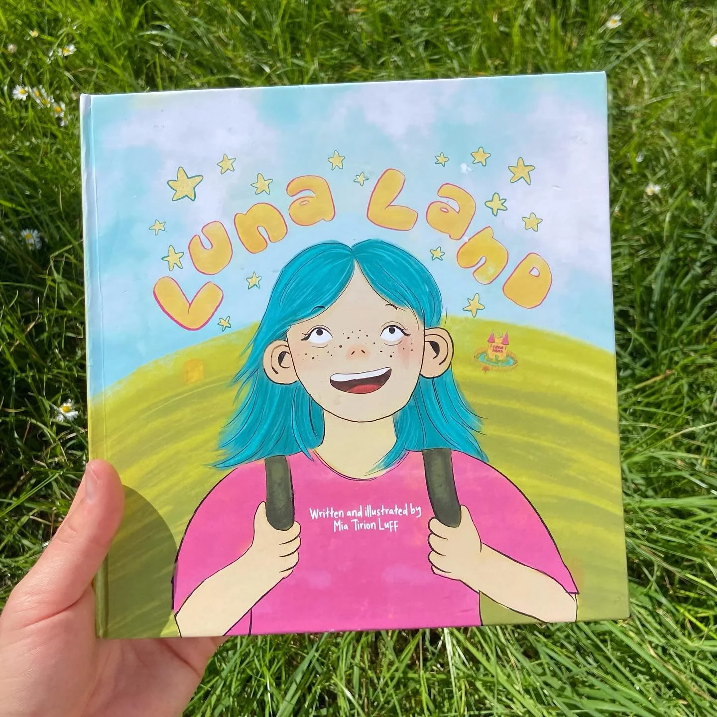 ⭐️ LUNA LAND!!! ⭐️ 

the first few pages of luna land, a book for all audiences that i made for uni, but mainly for myself :)

luna land is a story about finding yourself and your place in the world.

if you want to read the rest, it will be availabl
