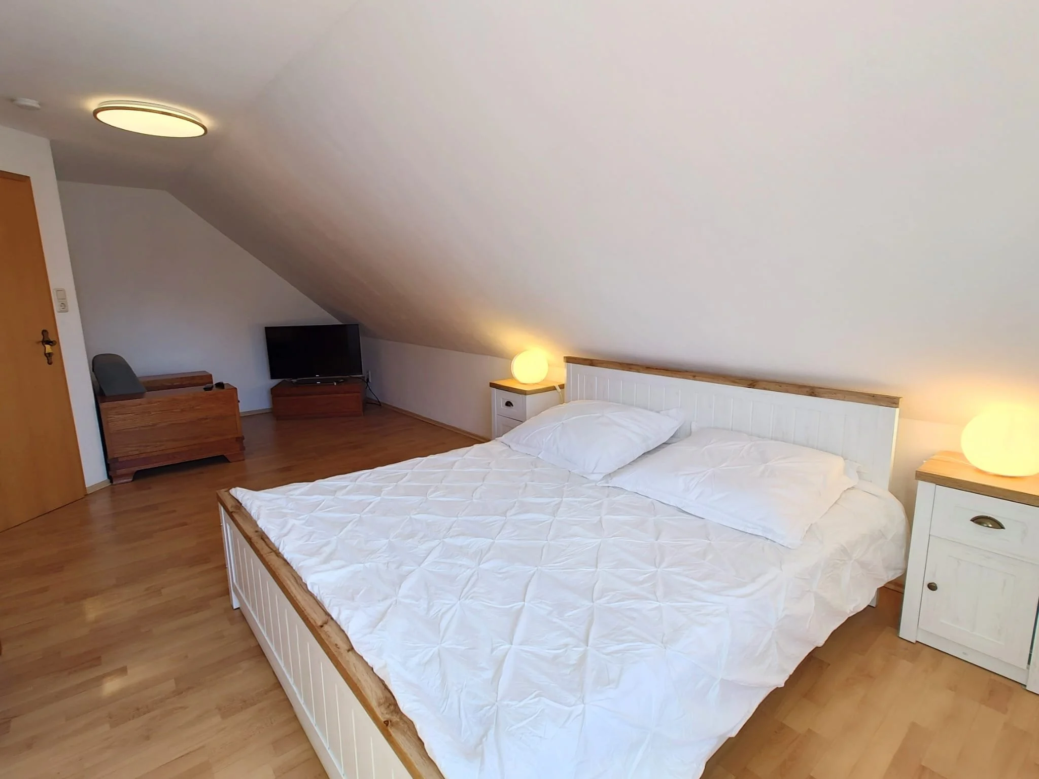 Schlafzimmer 1.jpg