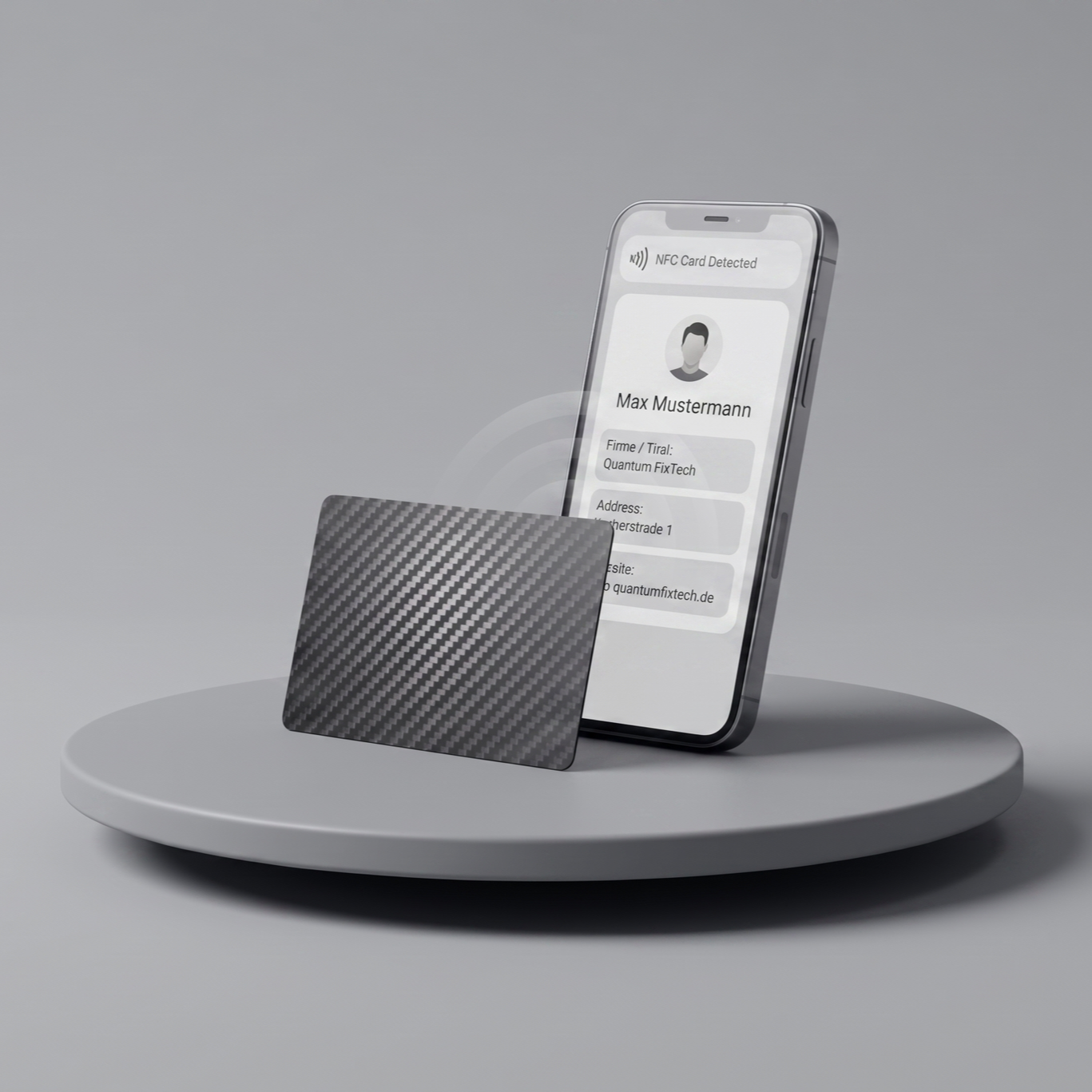 Smartphone auf einem weißen Podest zeigt eine digitale Visitenkarte auf dem Display mit Kontaktdaten. Daneben liegt ein schwarzen Carbon-Karten.