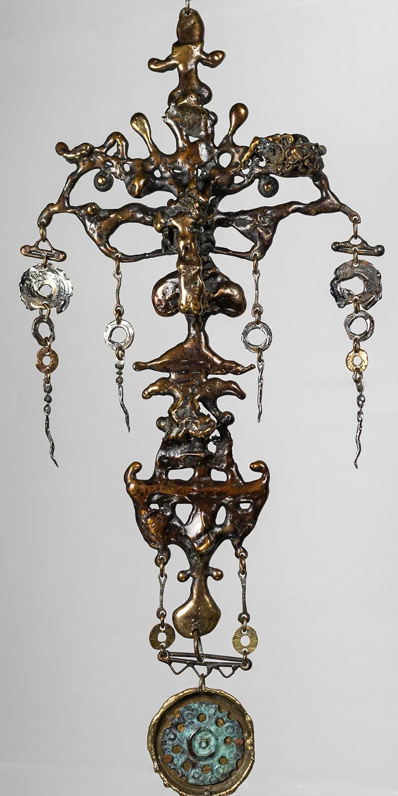 The face is made entirely of movement. The pour gives one second of it; the hours that follow continue that line with the torch, drawing element into element so the flow never breaks.