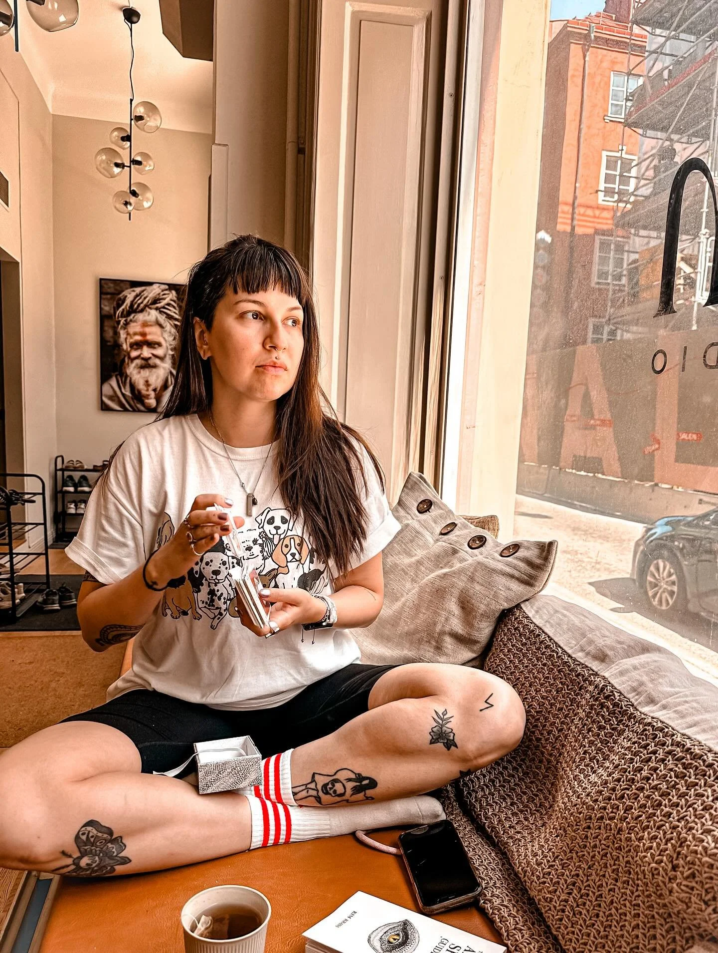 🗣️ EN/PT

august slipped away into a moment in time 🦋

1. never not playing with oracle cards
⁠2. little witchy nook hidden in the city
⁠3. living room yoga
⁠4. another patti smith sighting (I swear she follows me everywhere)
5, 6, 7. ugbc all dres