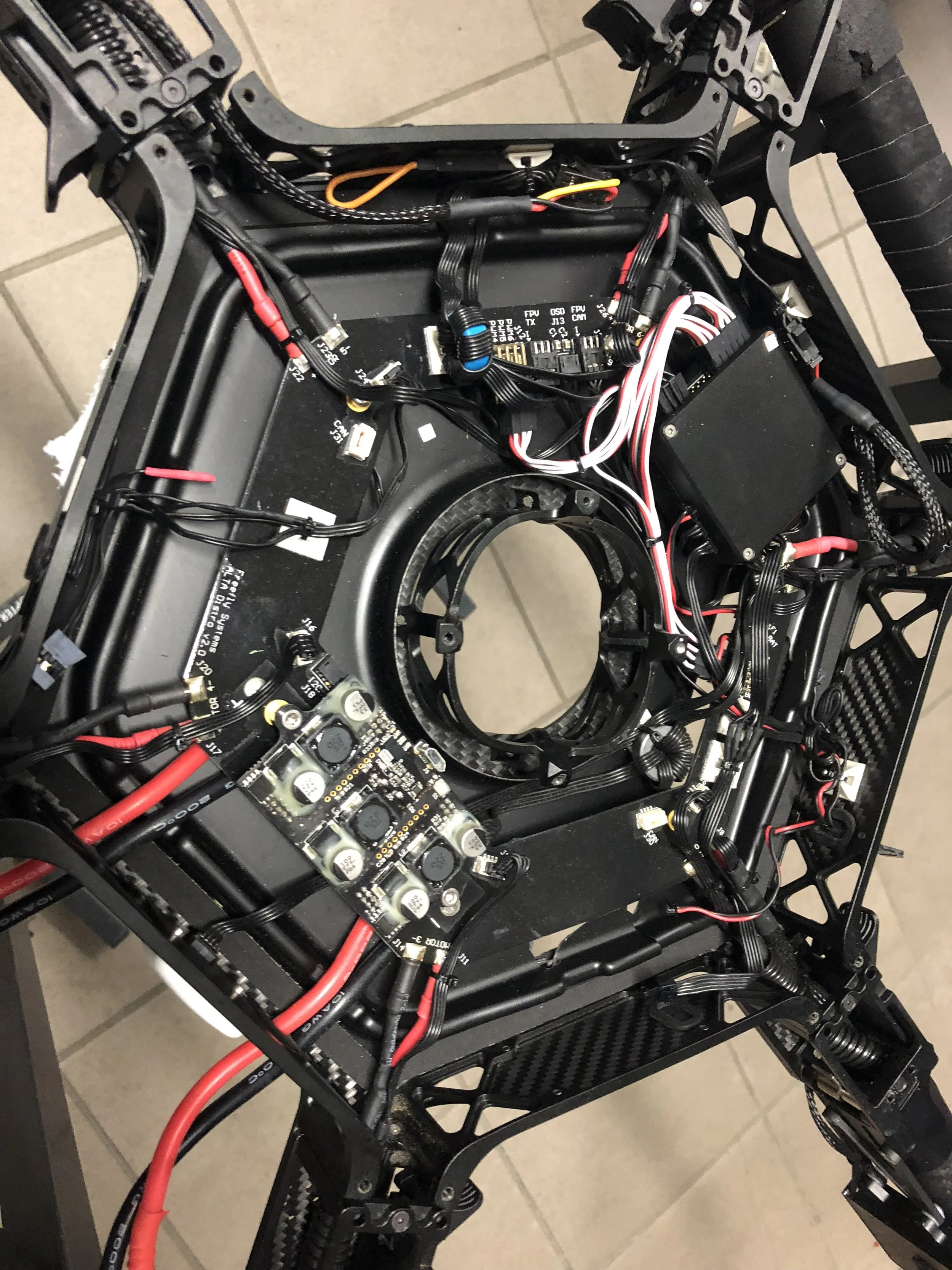 Ein tragbares medizinisches Ultraschallgerät mit einem Bildschirm, der ein Röntgenbild zeigt, auf einem reflektierenden schwarzen Tisch, einem verstaubaren Tragetasche im Hintergrund.