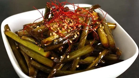 Maneuljjong-Bokkeum (마늘쫑볶음), stir-fried garlic scapes