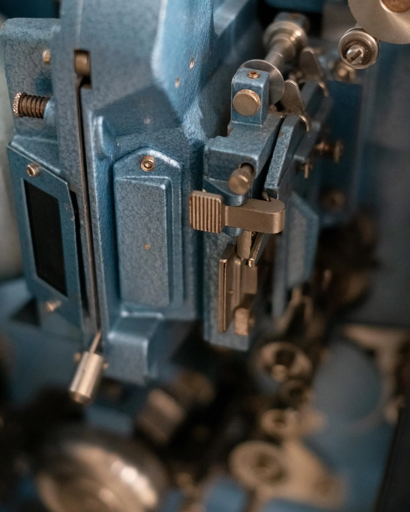 Up close with the gate of a Cinemeccanica Victoria 5 35mm projector head 🎞️📽️😍 Always loved the blue colour of these machines.

#cinemeccanica #projectionist #projectionbooth #35mmprojector #cinema