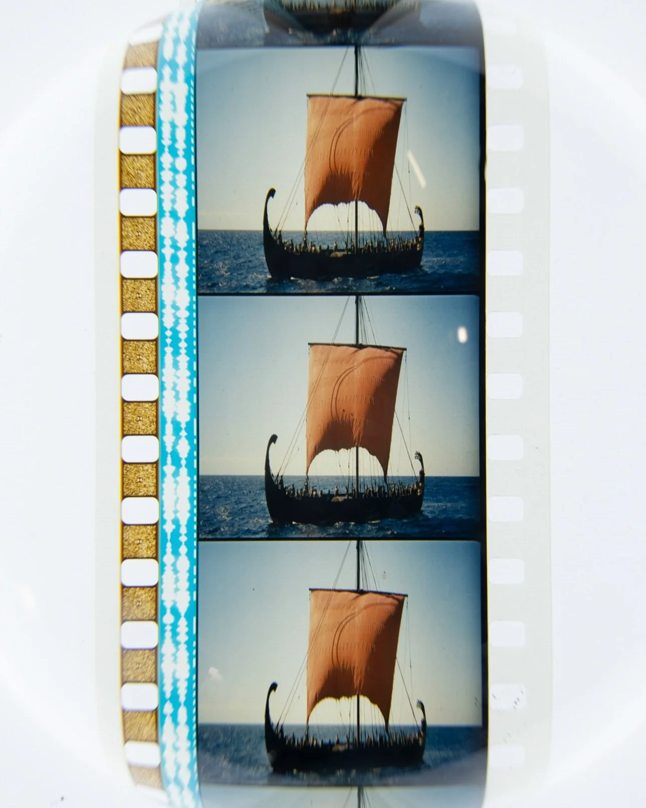 Show 51 of @theodysseymovie on #35mmfilm has set sail! ✅📽️🫡 

#theodyssey #projectionist #projectionbooth
